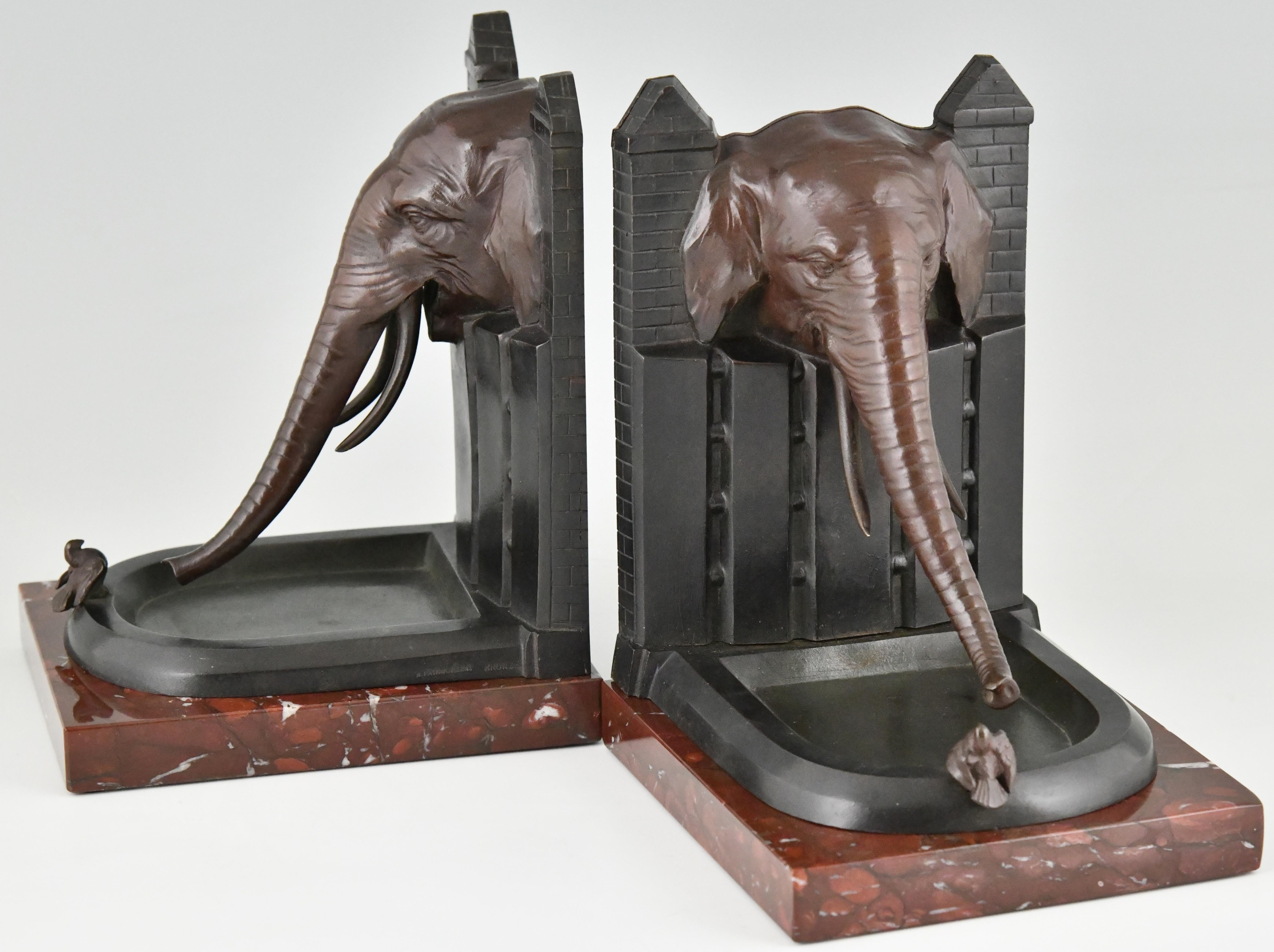 Art déco Serre-livres Art Déco en bronze Éléphant avec oiseau R. Patrouilleau, 1925 en vente