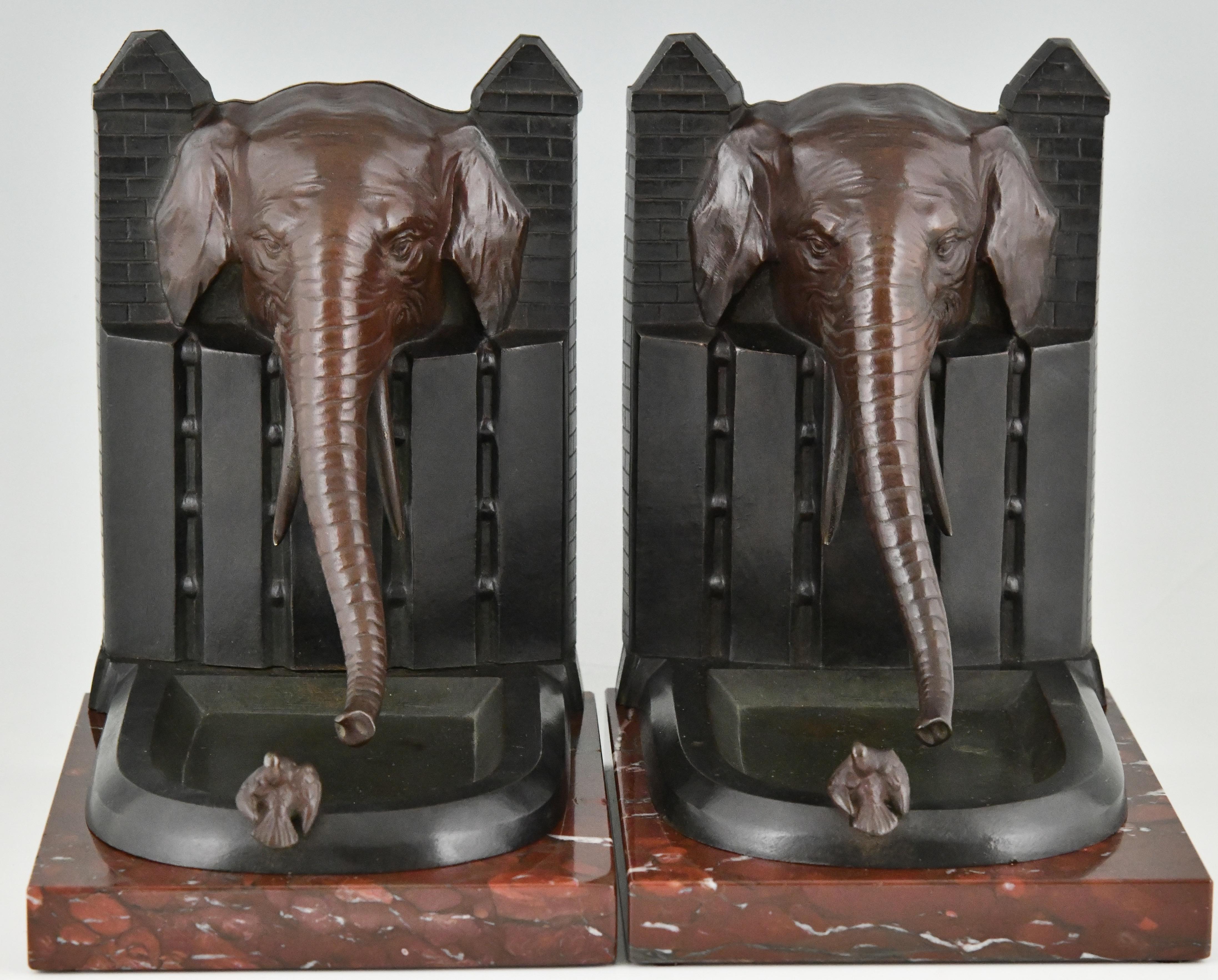 Art-Déco-Bronze-Buchstützen Elefant mit Vogel R. Patrouilleau, 1925 (Patiniert) im Angebot