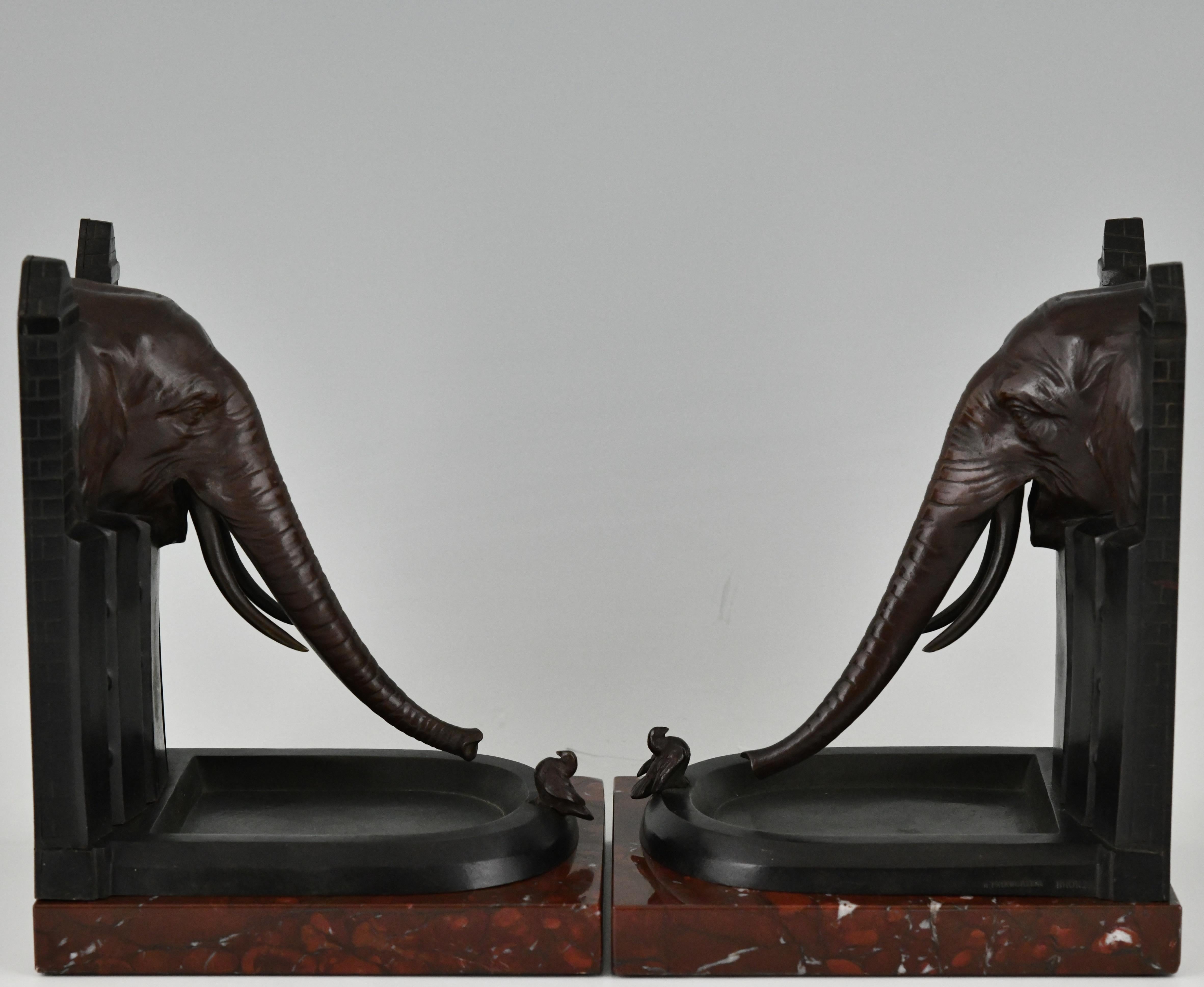 Art-Déco-Bronze-Buchstützen Elefant mit Vogel R. Patrouilleau, 1925 im Angebot 1