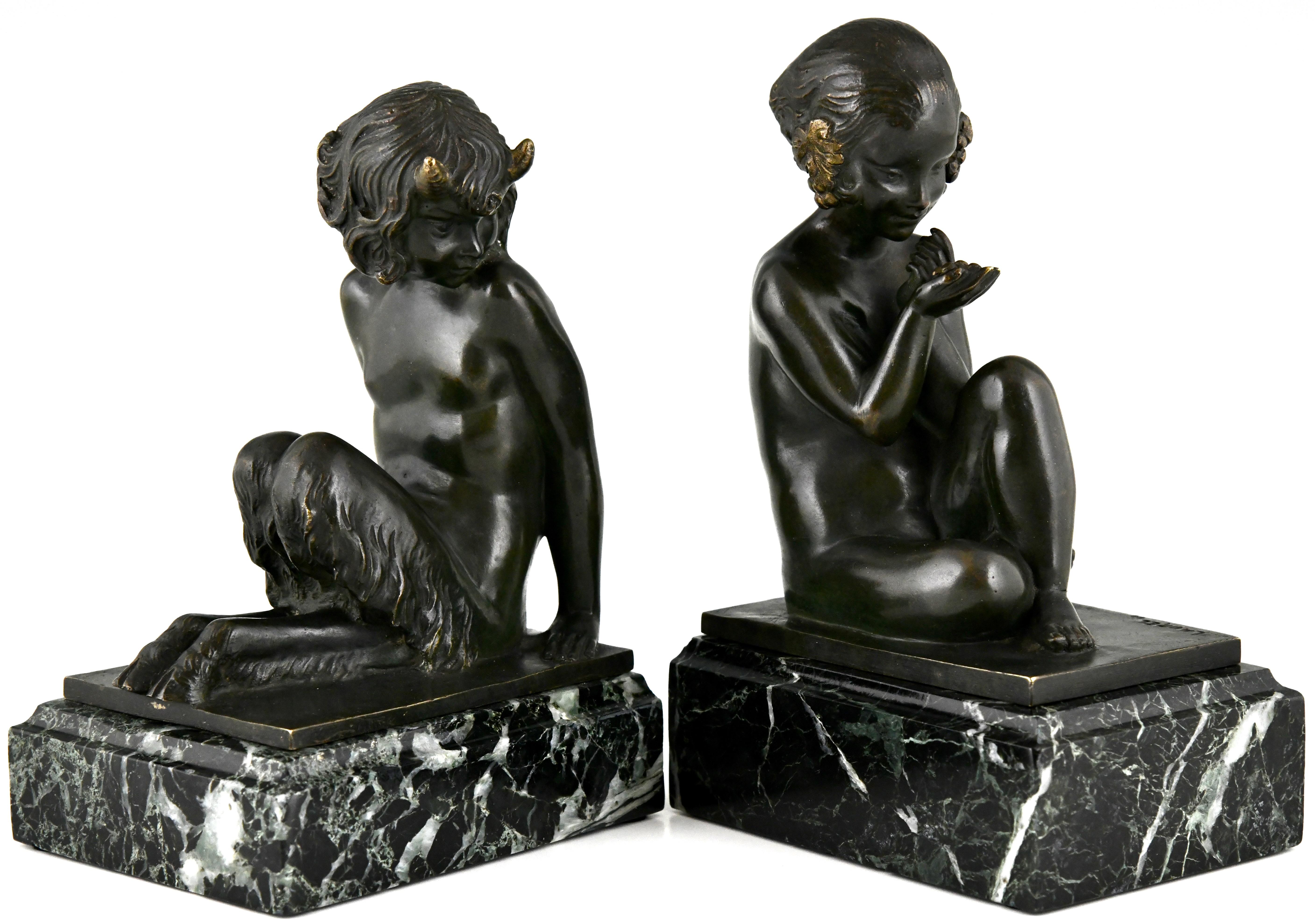 Bronze-Buchstützen-Faun und Mädchen mit Trauben im Art déco-Stil von Pierre Laurel, Frankreich 1925 (Französisch) im Angebot