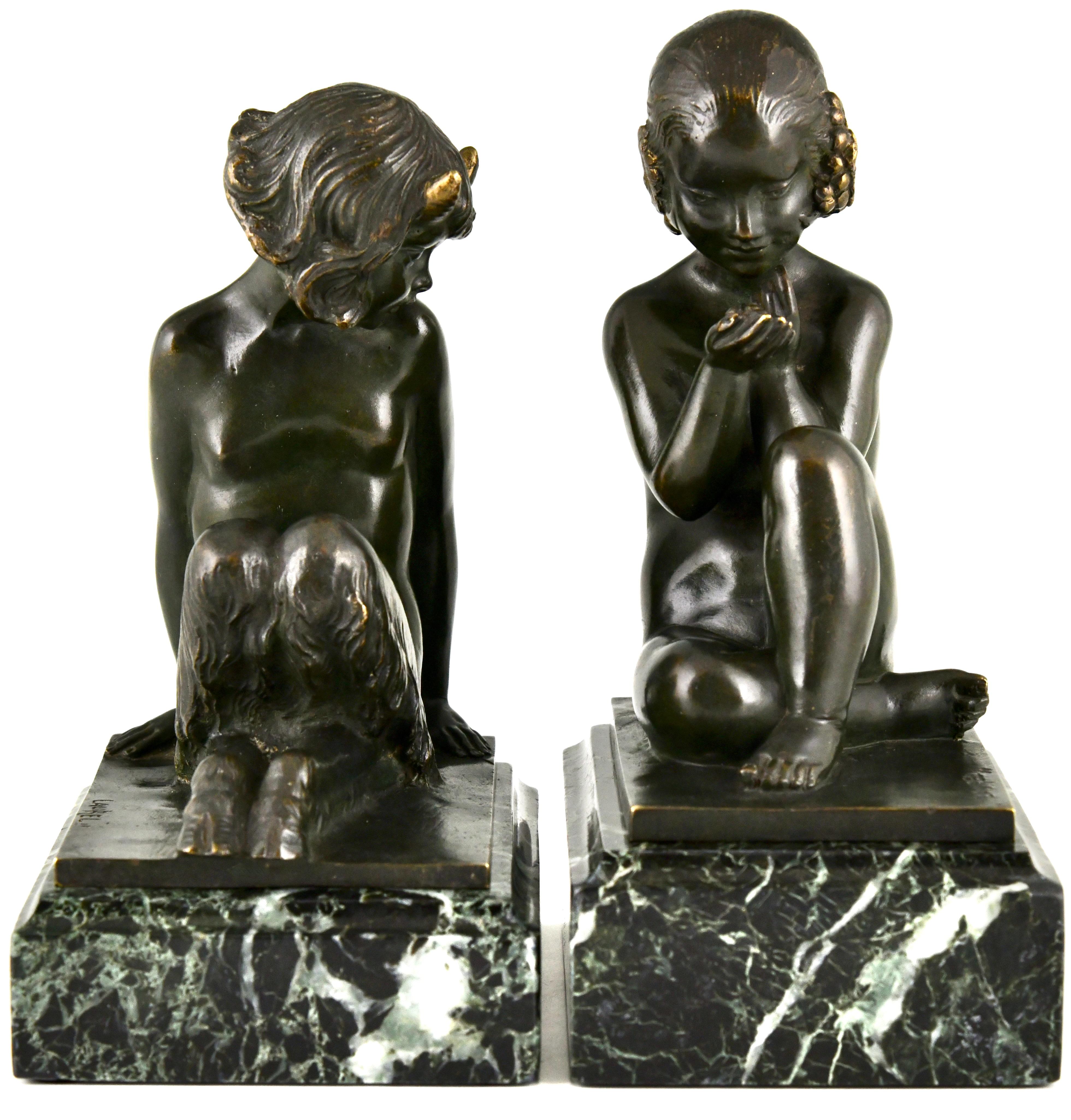 Bronze-Buchstützen-Faun und Mädchen mit Trauben im Art déco-Stil von Pierre Laurel, Frankreich 1925 (Patiniert) im Angebot
