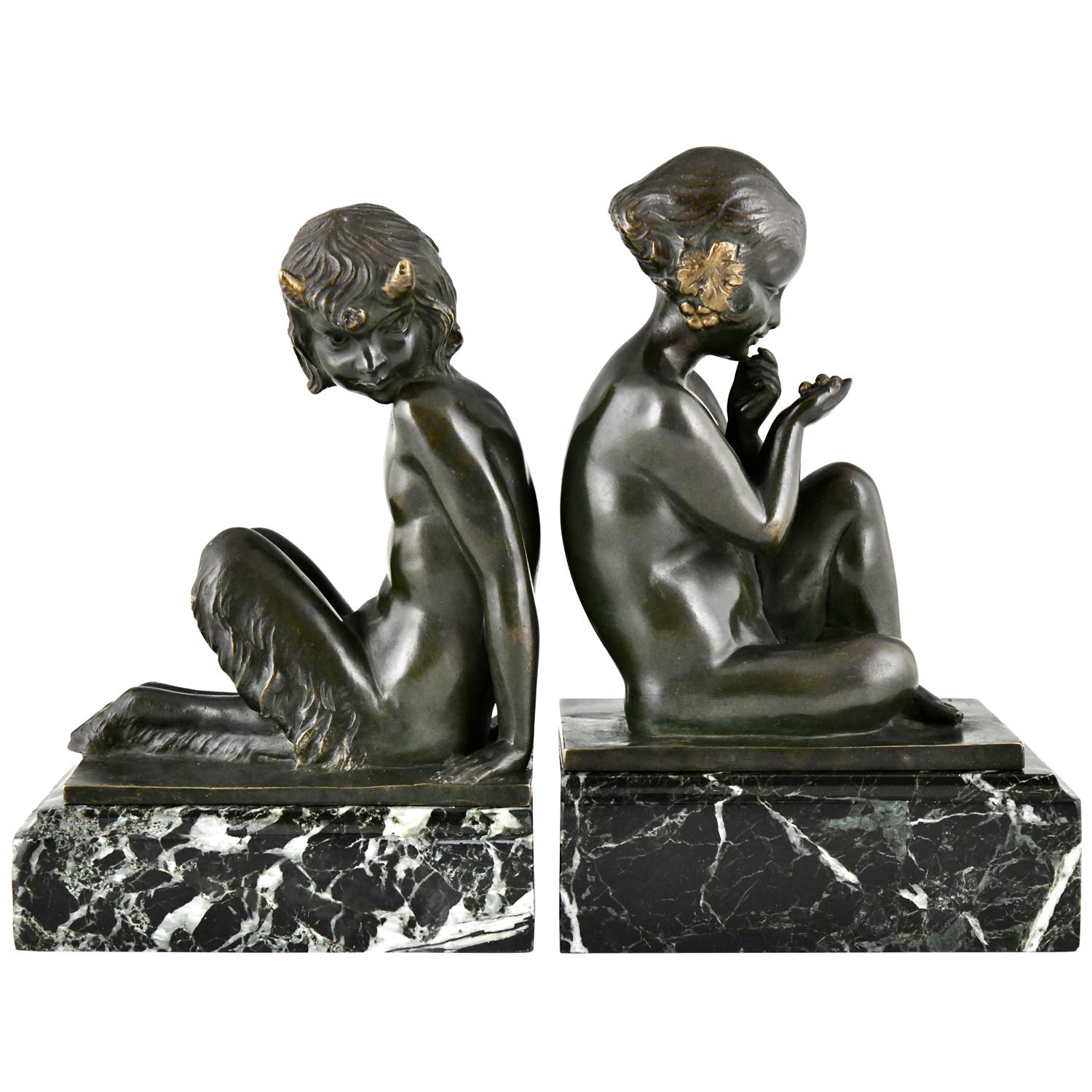 Bronze-Buchstützen-Faun und Mädchen mit Trauben im Art déco-Stil von Pierre Laurel, Frankreich 1925 im Angebot