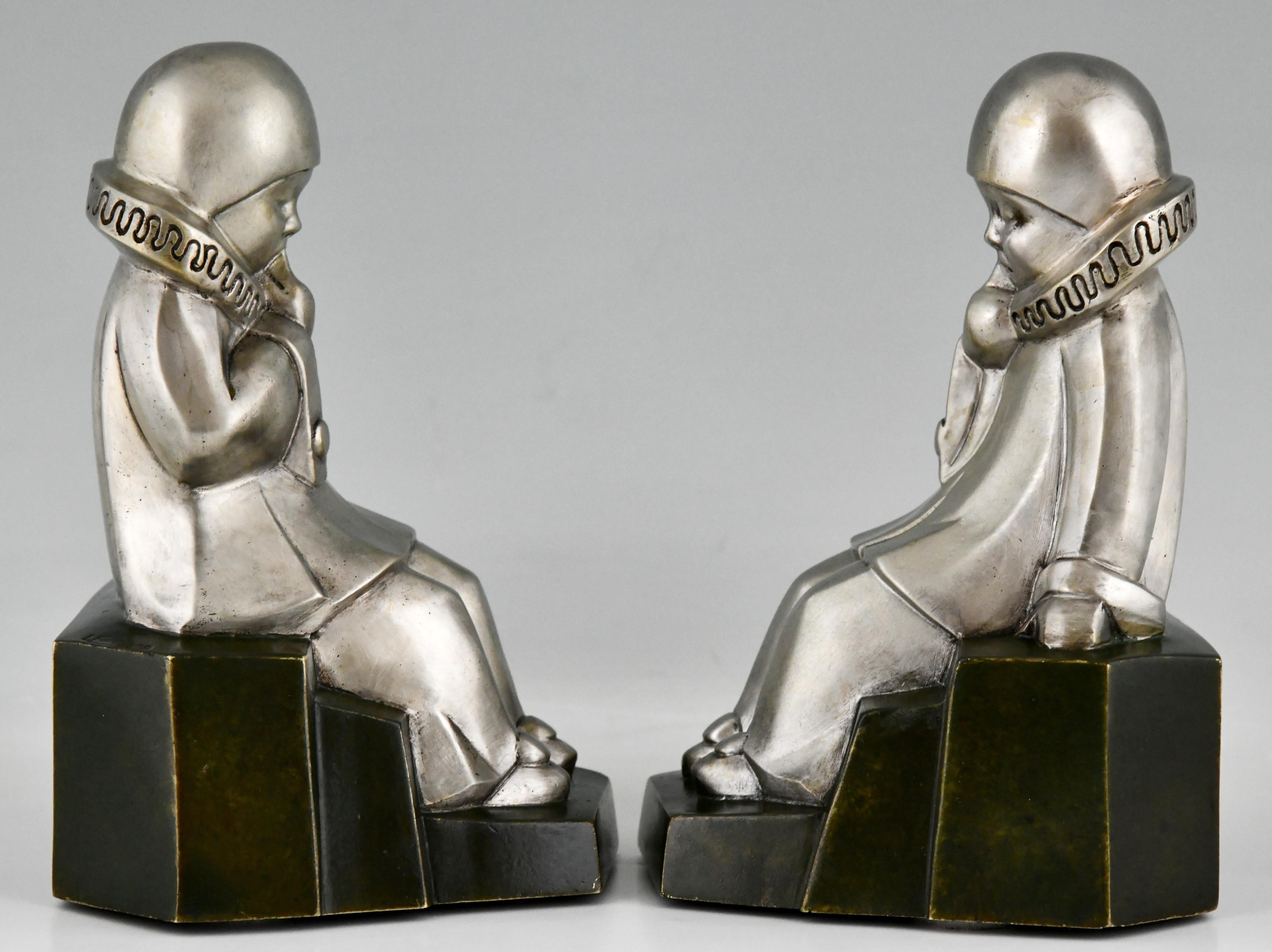Art Deco Bronze Bookends Little Pierrots by Jean de La Fontinelle 1925 In Good Condition In Antwerp, BE