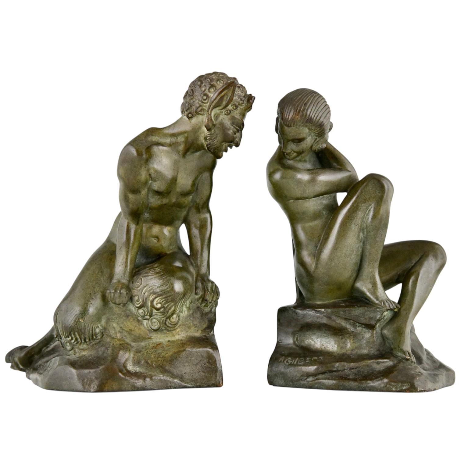 Una rara ed elegante coppia di fermalibri in bronzo Artistics, creati nel 1925 dall'artista francese Andre Gilbert. Queste sorprendenti sculture raffigurano un satiro dinamico e una graziosa figura femminile nuda, entrambi temi iconici del movimento