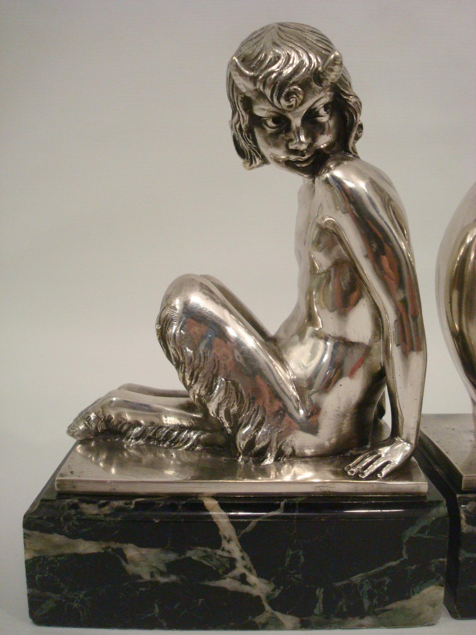 Versilberte Bronze-Buchstützen im Art déco-Stil mit Satyr und Mädchen von Pierre Laurel, 1930 (Frühes 20. Jahrhundert) im Angebot