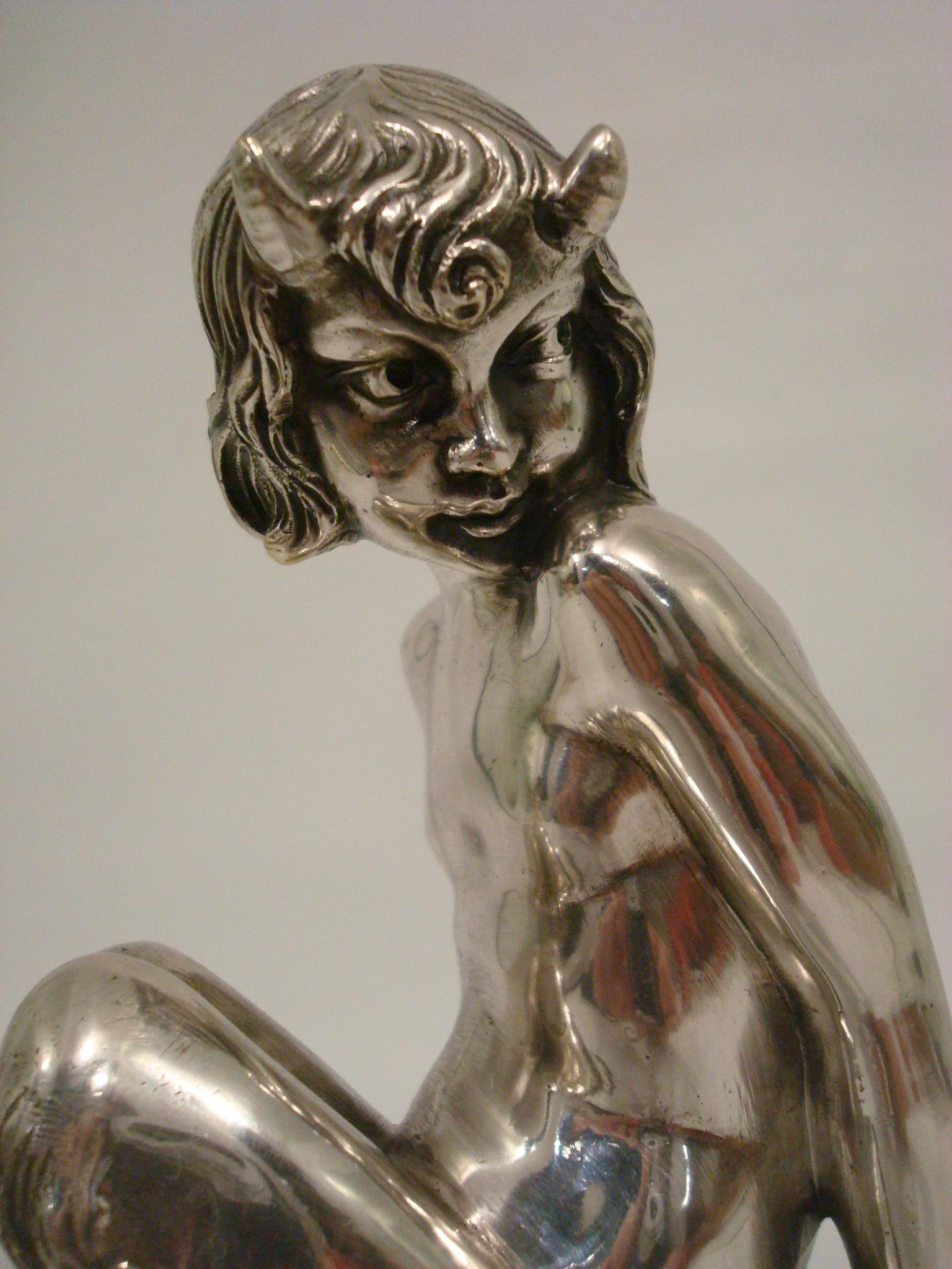 Bronze Serre-livres Art Déco en bronze argenté représentant un satyre et une fille par Pierre Laurel, 1930 en vente