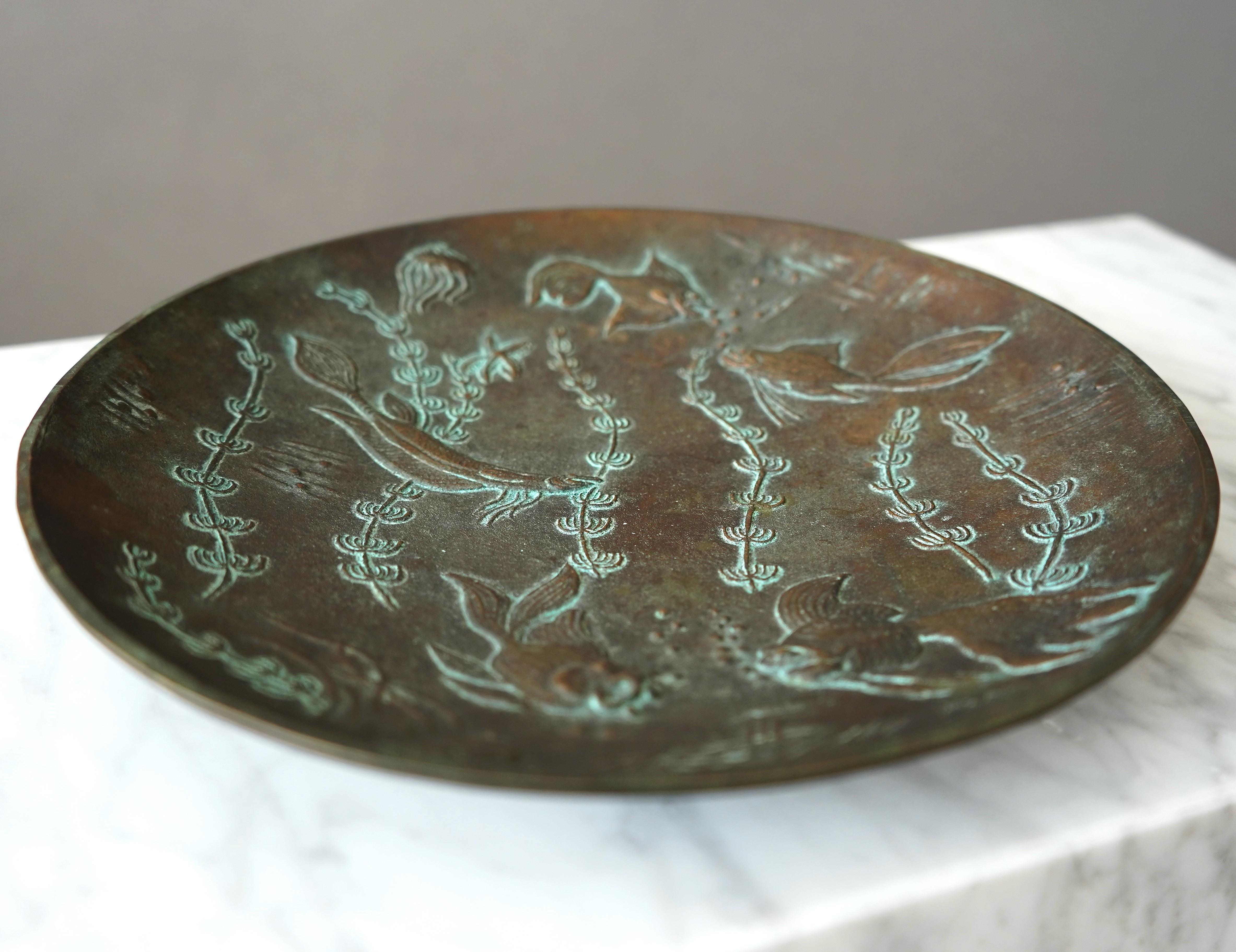 A beautiful art deco bronze bowl with amazing patina. 
Designed by Gunnar Nylund for Äkta Brons, Sweden, 1940s.

Excellent condition. Initials 'G.N.' on the front. Stamped 'ÄKTA BRONS' and an Alladins lamp on the back.

Gunnar Nylund (1904-1997) was