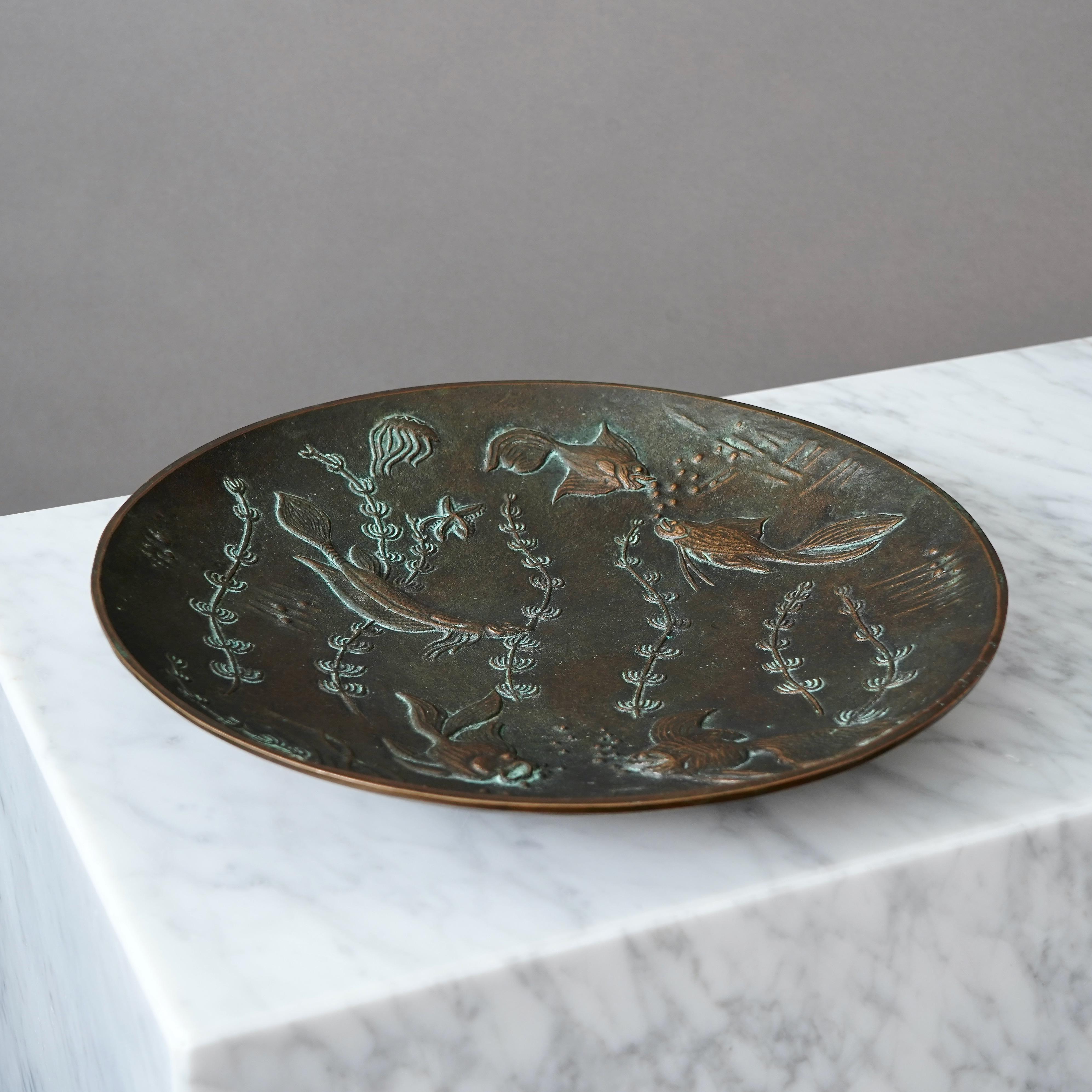 Una bellissima ciotola in bronzo art déco con un'incredibile patina. 
Disegnato da Gunnar Nylund per Äkta Brons, Svezia, anni '40.

Condizioni eccellenti. Iniziali 'G.N.' sul davanti. Timbro 'ÄKTA BRONS' e una lampada Alladins sul retro.

Gunnar