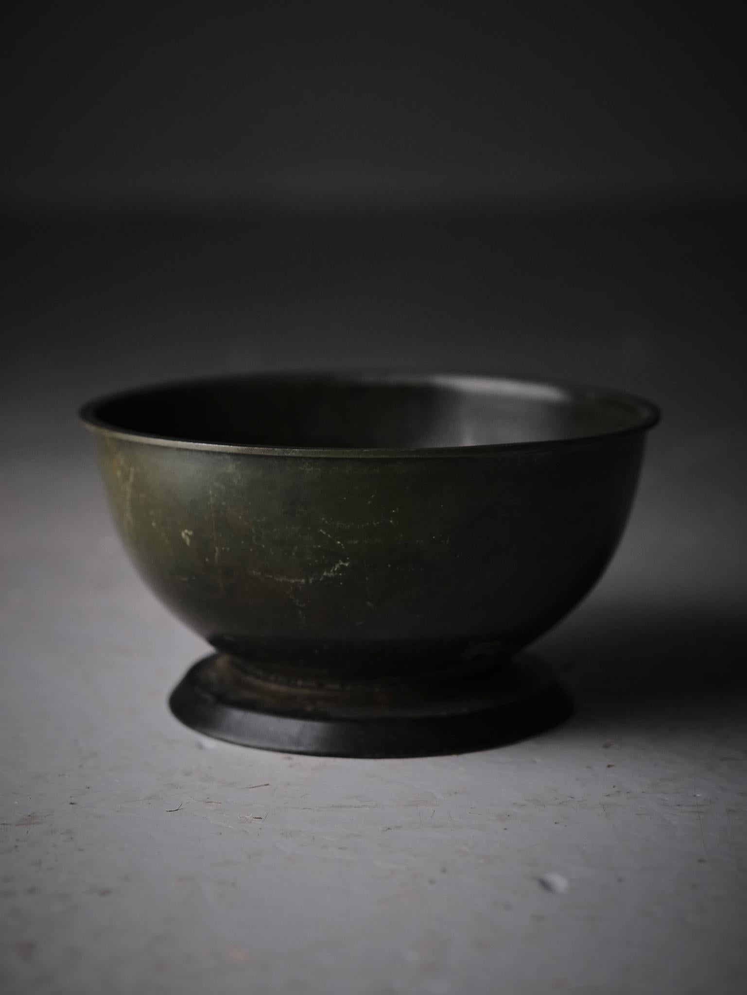 Ciotola in bronzo patinato realizzata da un ignoto designer e produttore svedese nella prima metà del XX secolo. 

Marcato E.B. sul fondo.