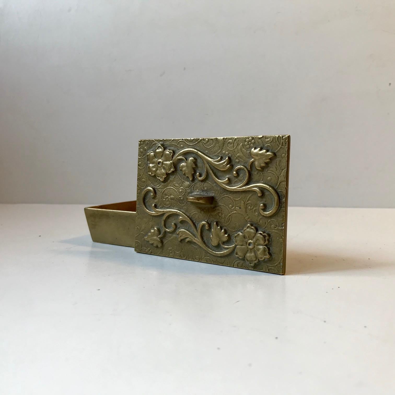 - Small yet heavy Art Deco bronze box with flowers in relief.
- Clean and strict design. With a touch of femininity.
- Rich and original patina.
- It was manufactured in Denmark during the 1930s, probably by either Tinos or Krone Bronce in