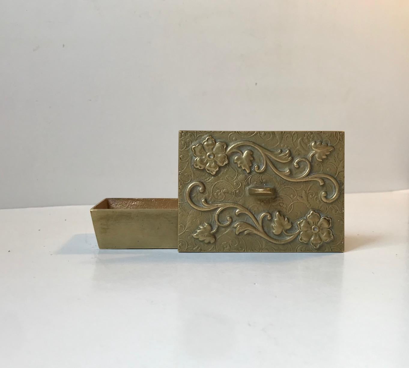 Art Deco Bronze Box with Flowers in Relief, Denmark, 1930s For Sale 3