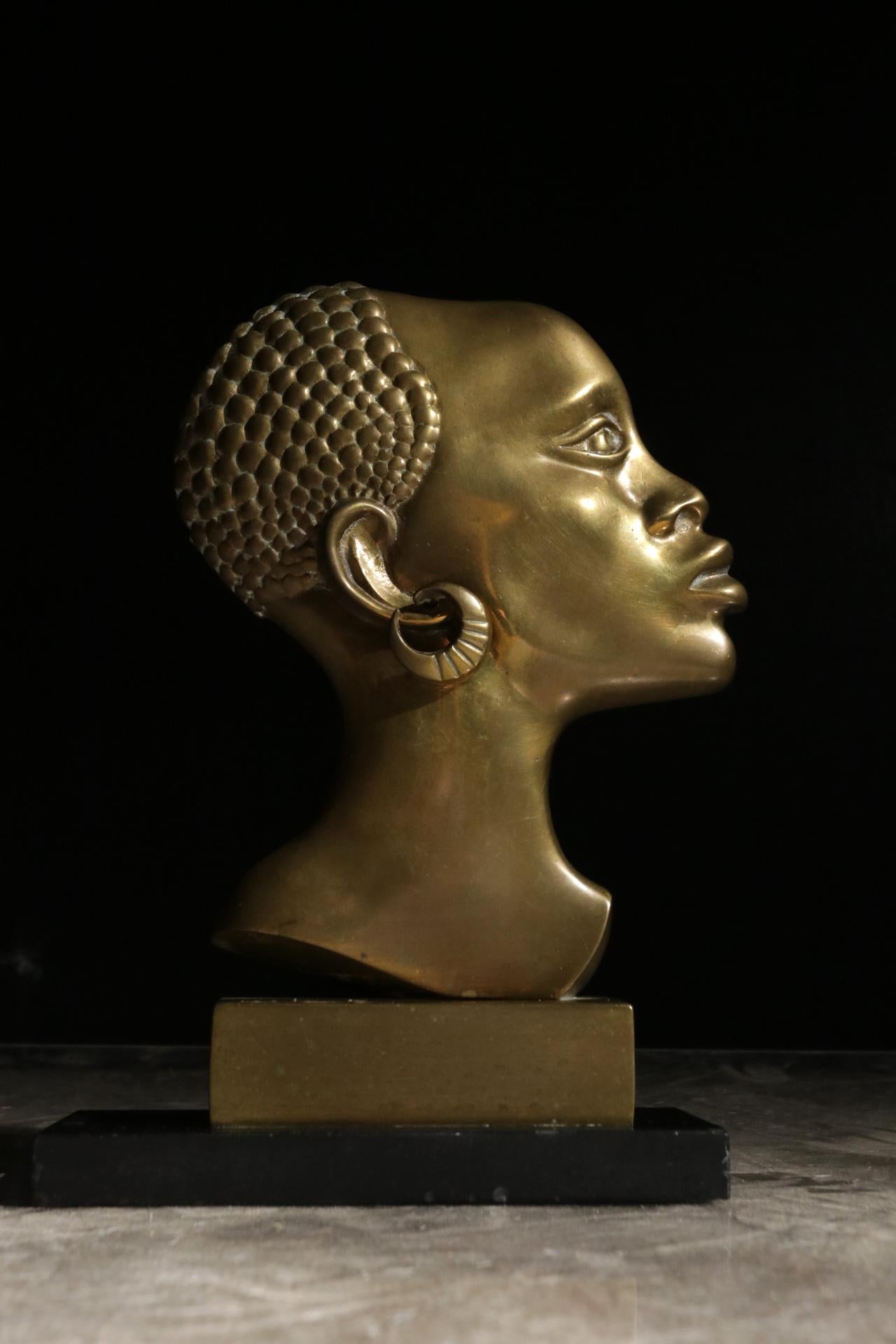 In the manner of Franz Hagenauer of Vienna Werkstatte, Art Deco bronze profile portrait bust of an African lady on a black marble base, circa 1930.
Measure: Height 29 cm.