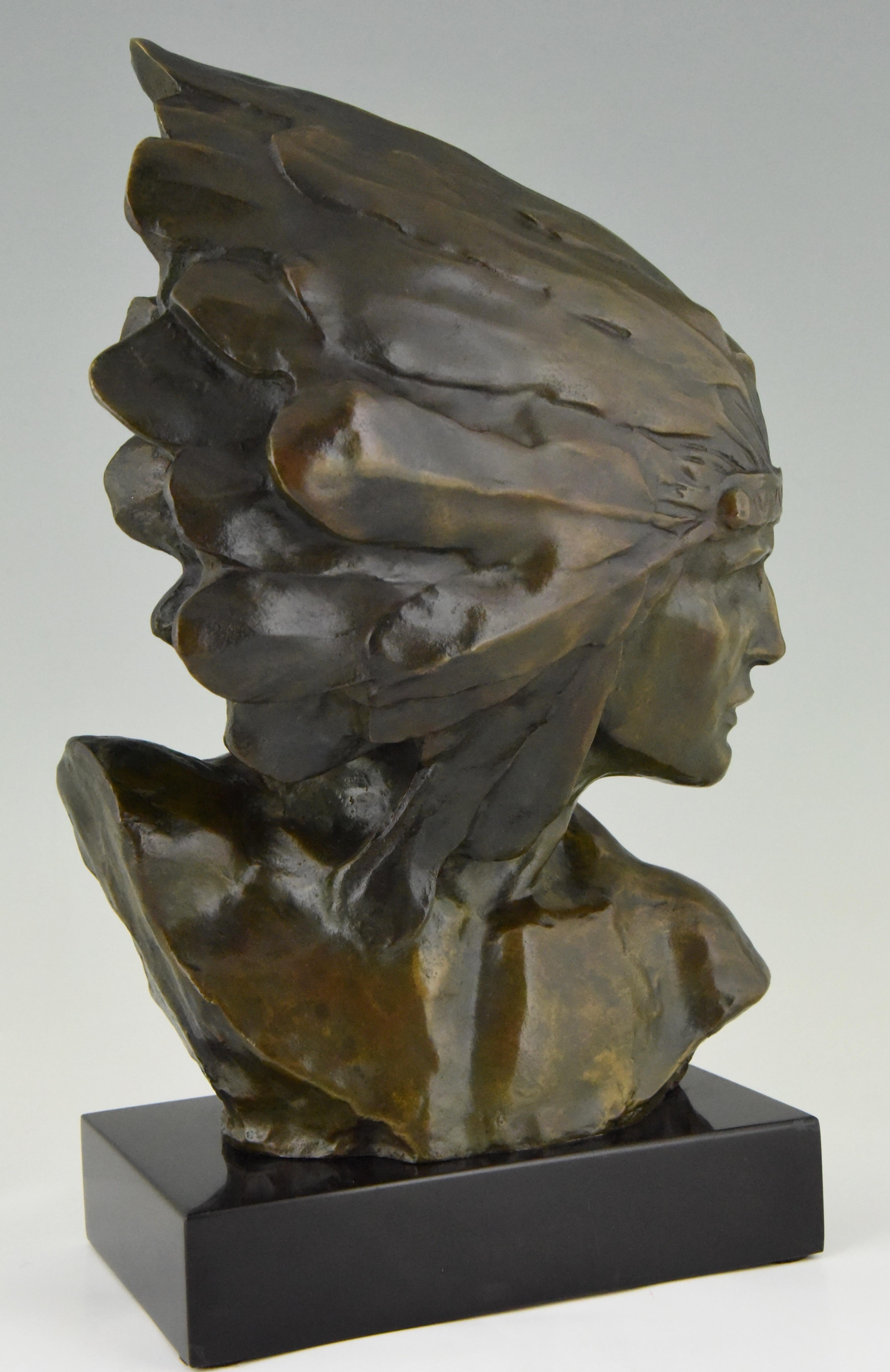Stunning Art Deco bronze bust of an Indien with headdress.
Signed by the French artist L. Sosson. The sculpture has a lovely green patina and stands on a Belgian Black marble base. Ca 1930. 

Literature:
