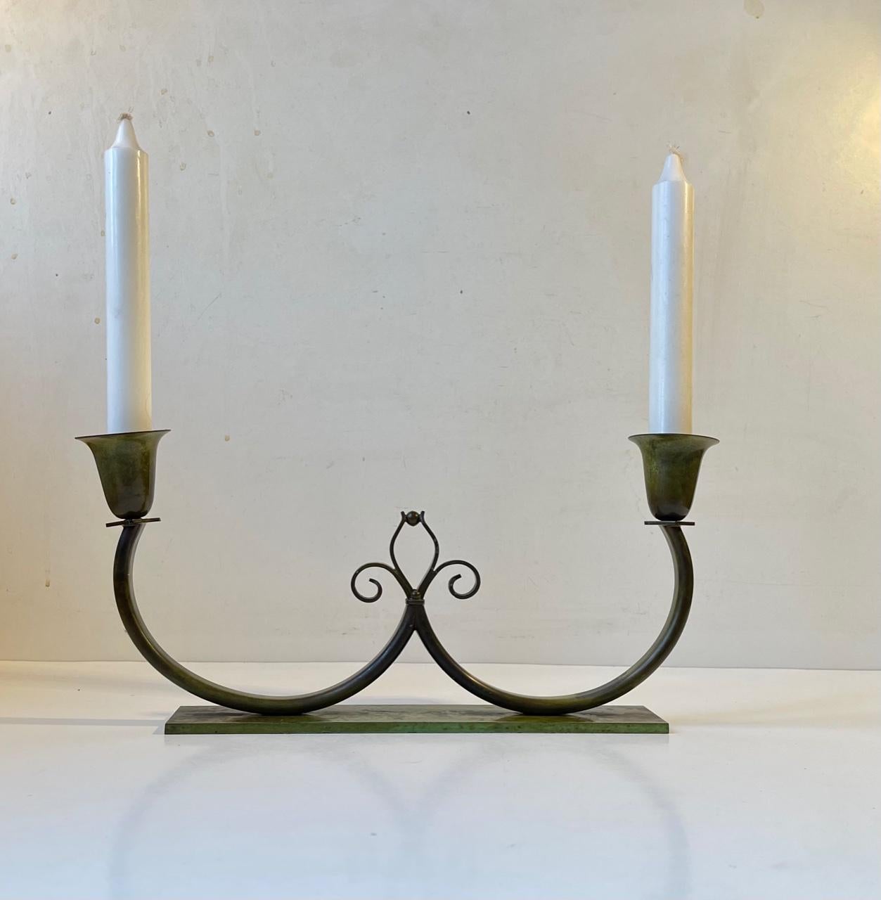 Portacandele stilizzato in bronzo realizzato da Lyfa in Danimarca nei primi anni '30. Presenta una patina applicata di colore verde verdastro. È dotato di 2 candele di dimensioni regolari. Il marchio di fabbrica di Lyfa è impresso sotto la base.