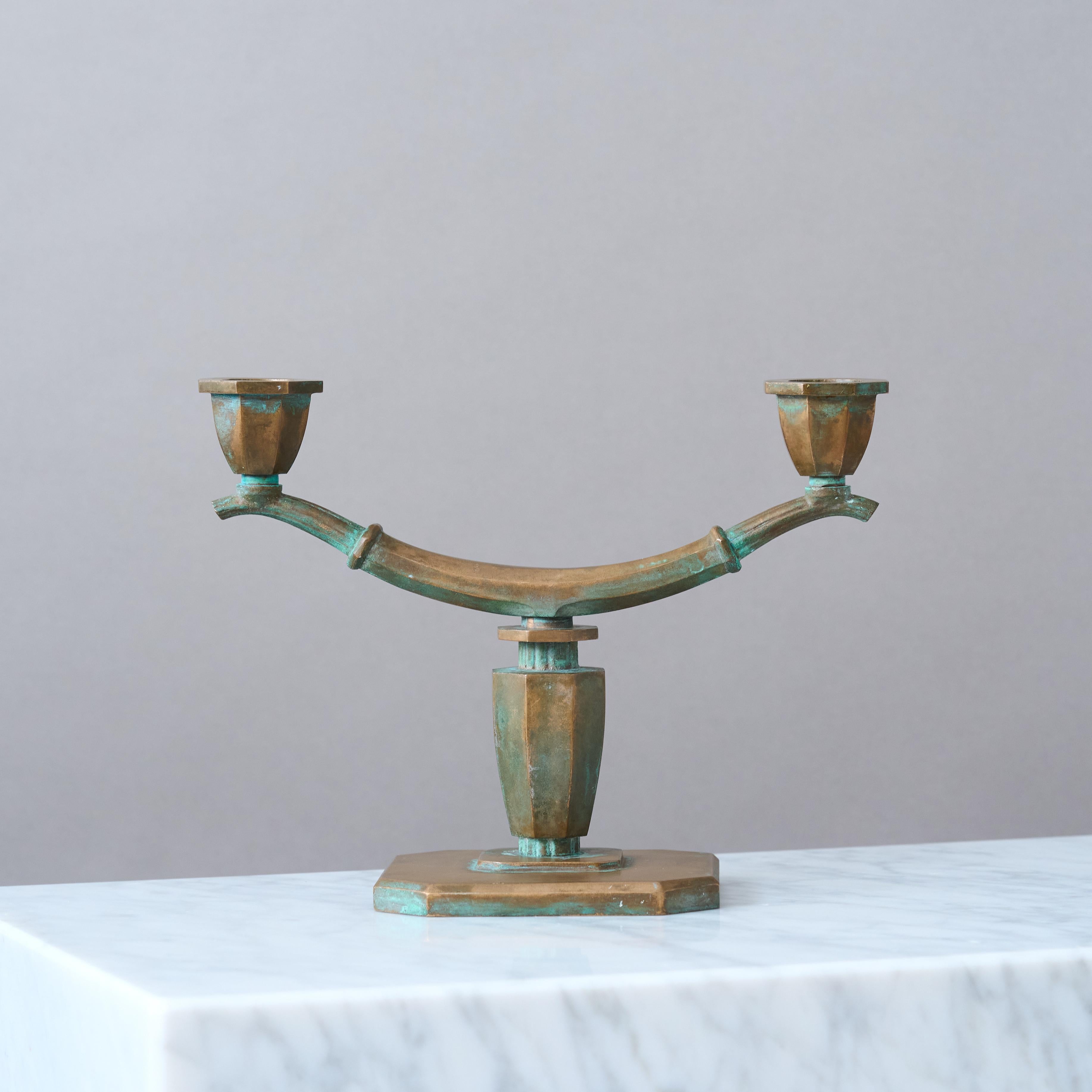 A beautiful Art Deco / Swedish Grace bronze candelstick with amazing patina. Designed by Sune Bäckström in Malmoe, Sweden, 1920s.  

Good condition, with some light scratches and wear on the patina.

Produced by Einar Bäckström Metallvarufabrik in