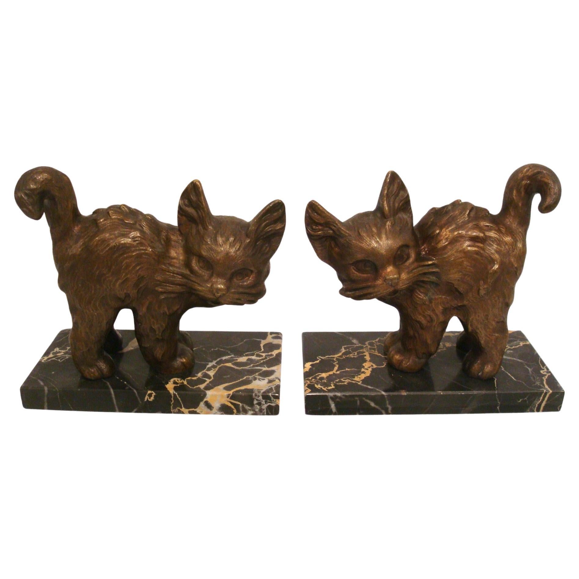 Serre-livres Art Déco en bronze pour chat par Alexandre Kéléty. France 1925