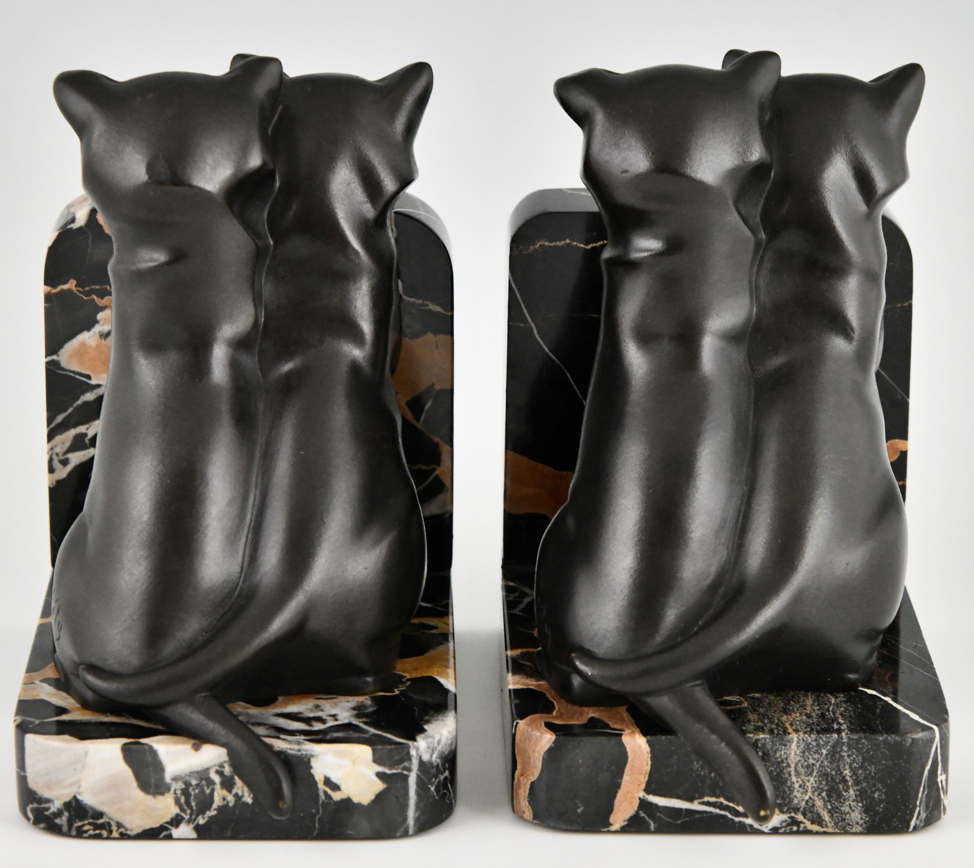 Art Deco bronze cat bookends by Alexandre Kelety France 1930. In Good Condition For Sale In Antwerp, BE
