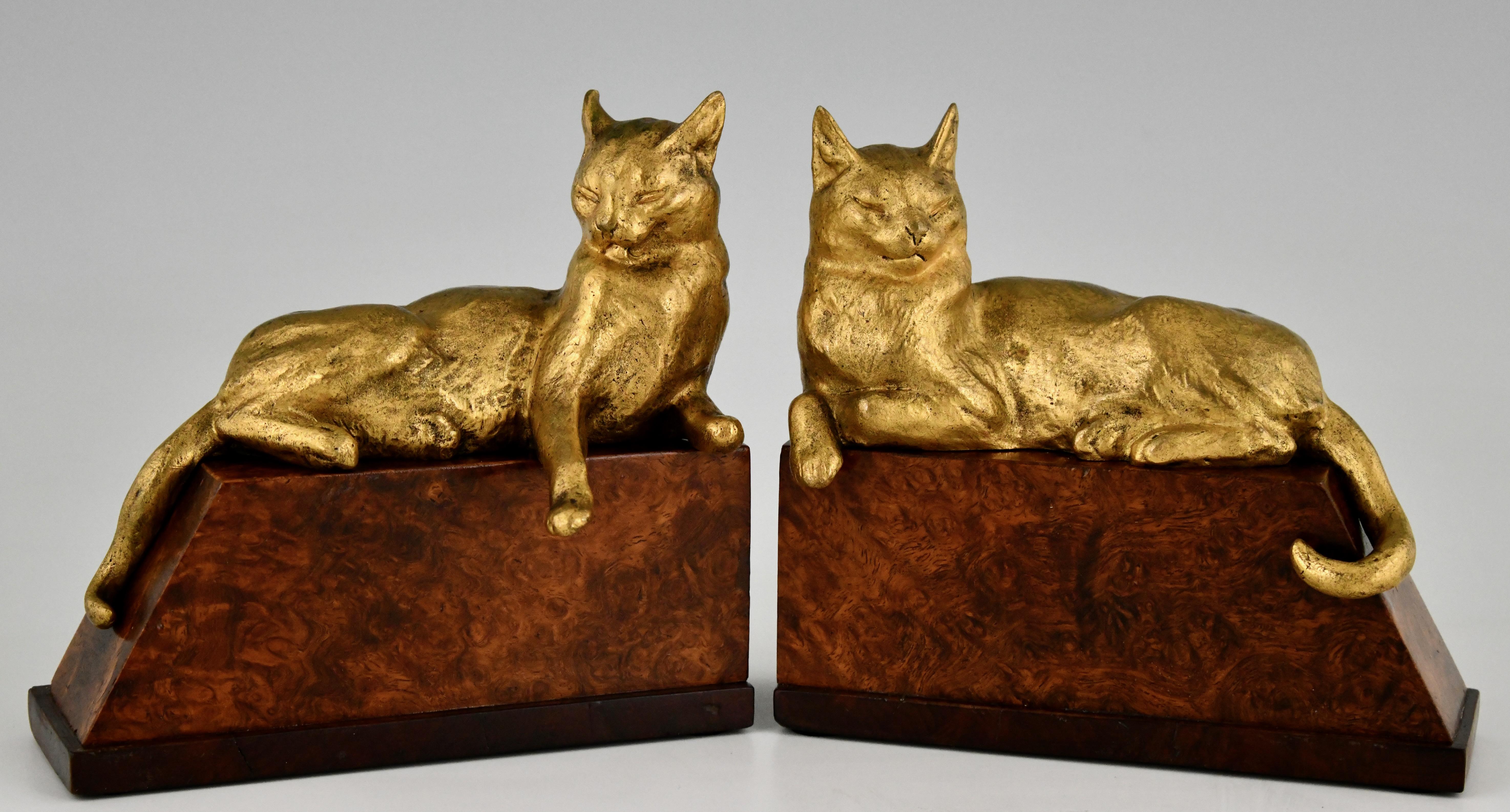 Very beautiful pair of bronze bookends with two different cats lying on a wooden base. The pair is signed by Louis Riche, a famous French animalier who specialized in cat sculptures. 
The bronzes are cast by the Susse Frères foundry in Paris.

Les