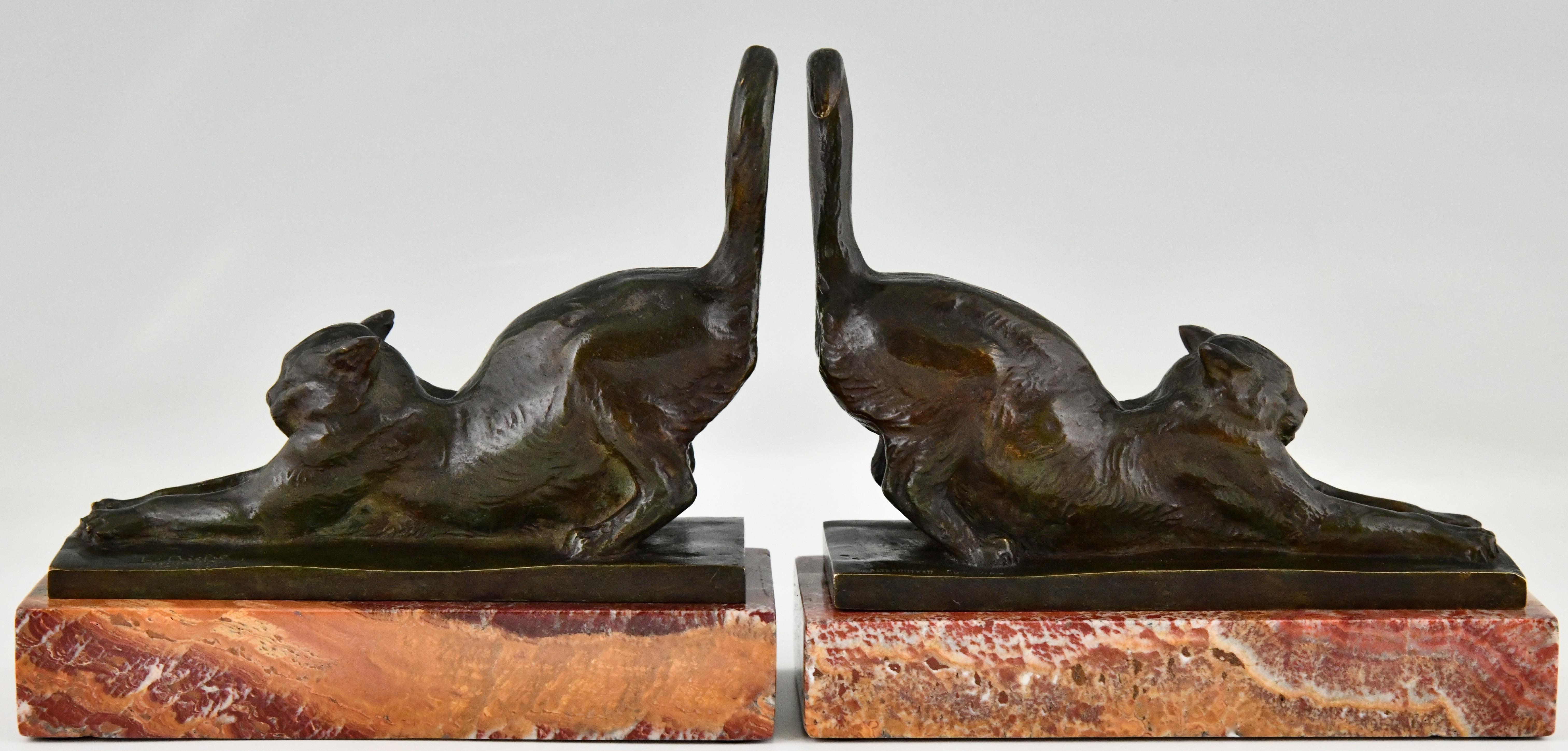 Très belle paire de serre-livres Art Déco en bronze avec des chats qui s'étirent sur une base en marbre noir. La paire est signée par Louis Riche (1877-1949), un célèbre animalier français spécialisé dans les sculptures de chats.
Signé, marque de