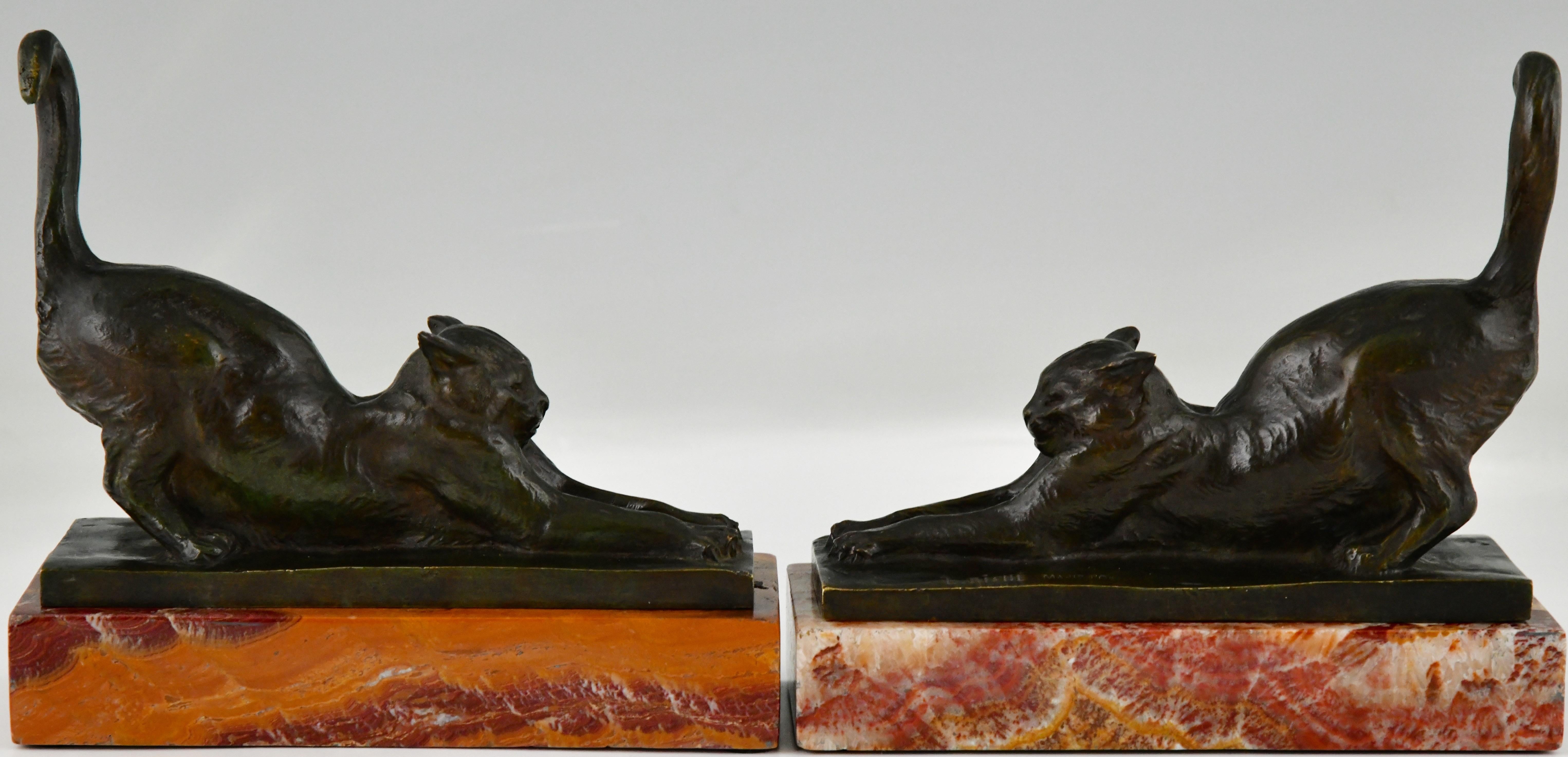 Patinated Art Deco Bronze Cat Bookends by Louis Riche, Patrouilleau Foundry, France 1920 For Sale