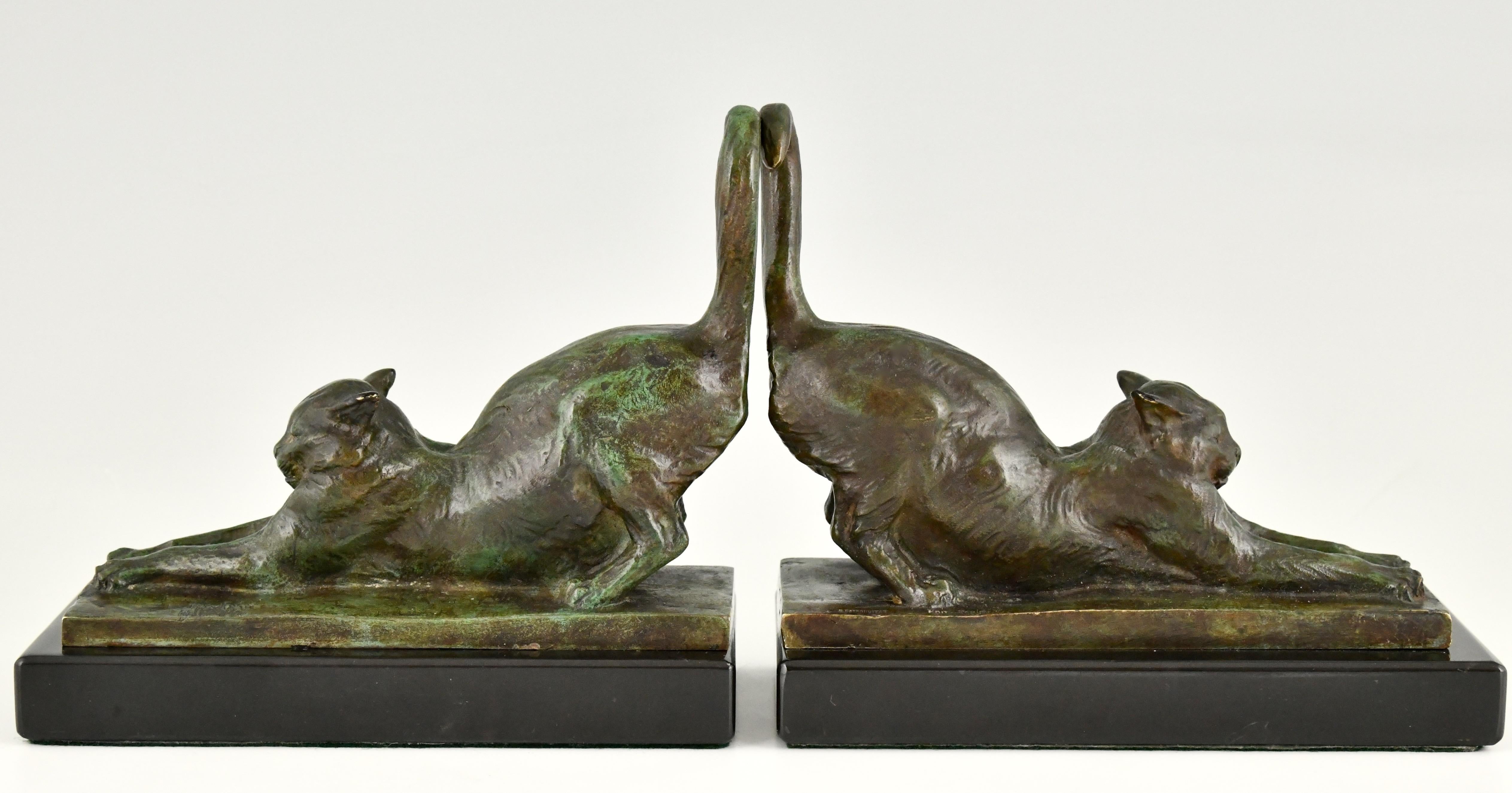 Very beautiful pair of Art Deco bronze bookends with stretching cats on a black marble base. The pair is signed by Louis Riche (1877-1949), a famous French animalier who specialized in cat sculptures.
Signed and marked Medaille d'Or.
Ca.