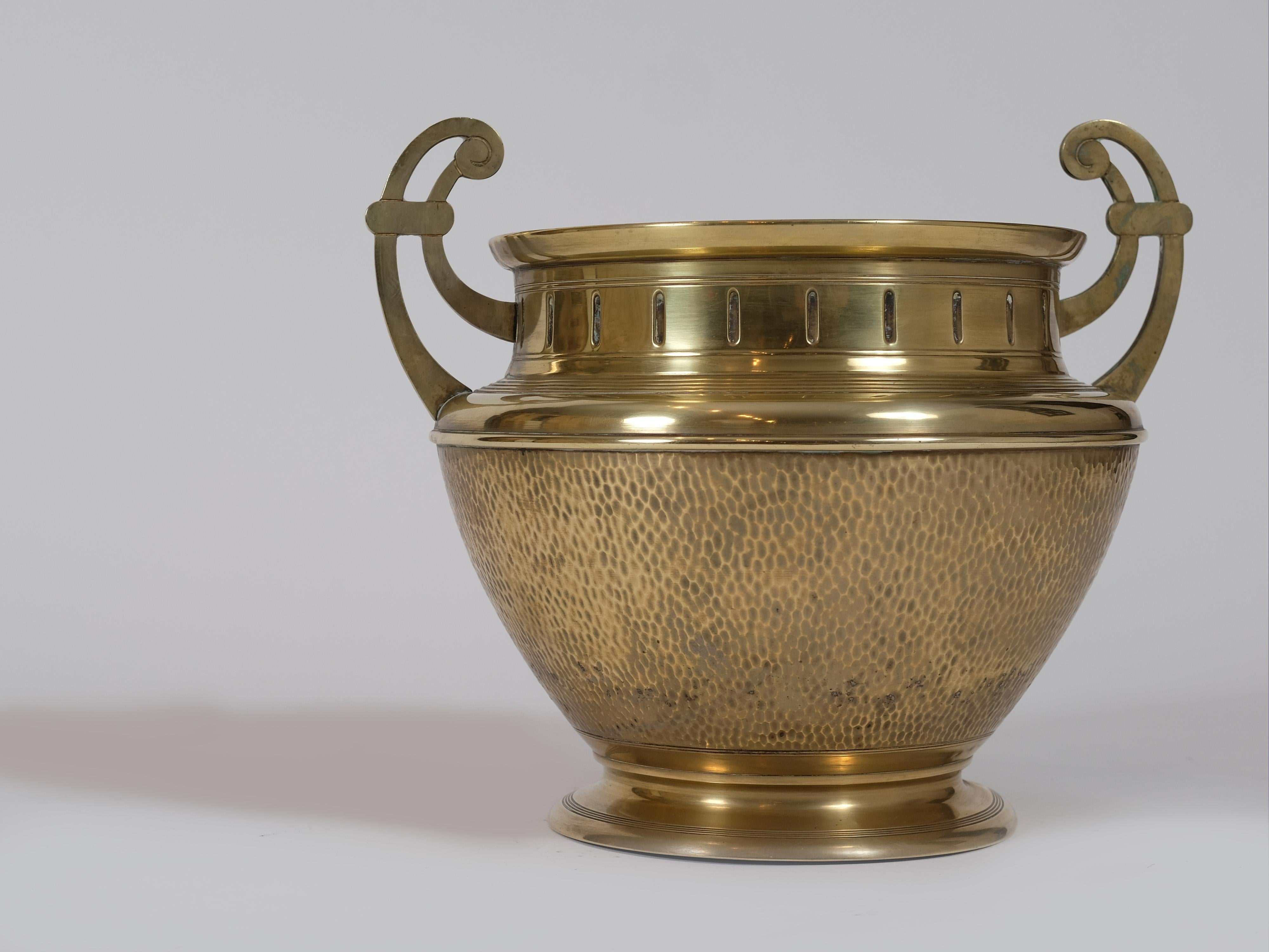Importato dall'Argentina, questo calice o urna in bronzo neoclassico dell'inizio del XX secolo è stato realizzato in epoca Art Déco, probabilmente in Francia, anche se le sue origini sono sconosciute e non ci sono marchi di fabbrica riconoscibili.