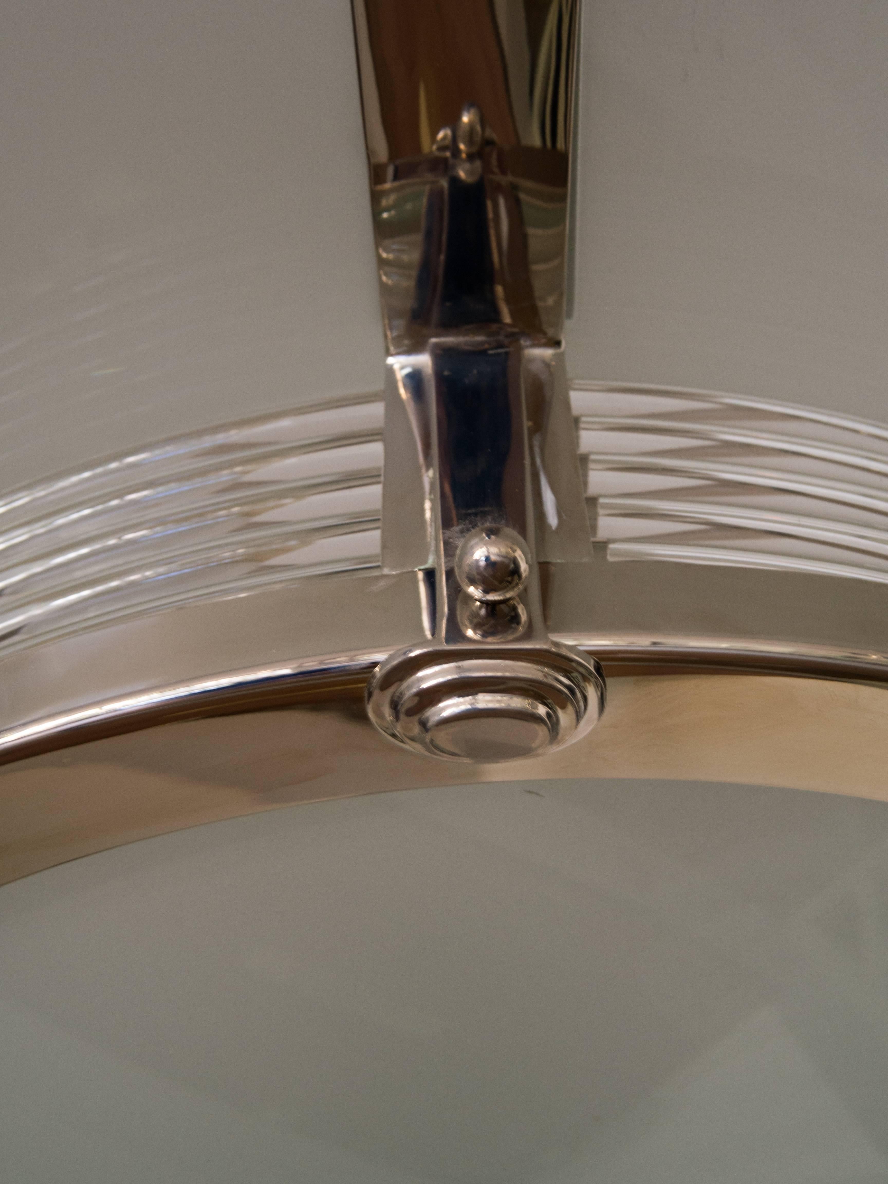 Lampadario Art Déco con finitura in nichel e asta in vetro curvo.