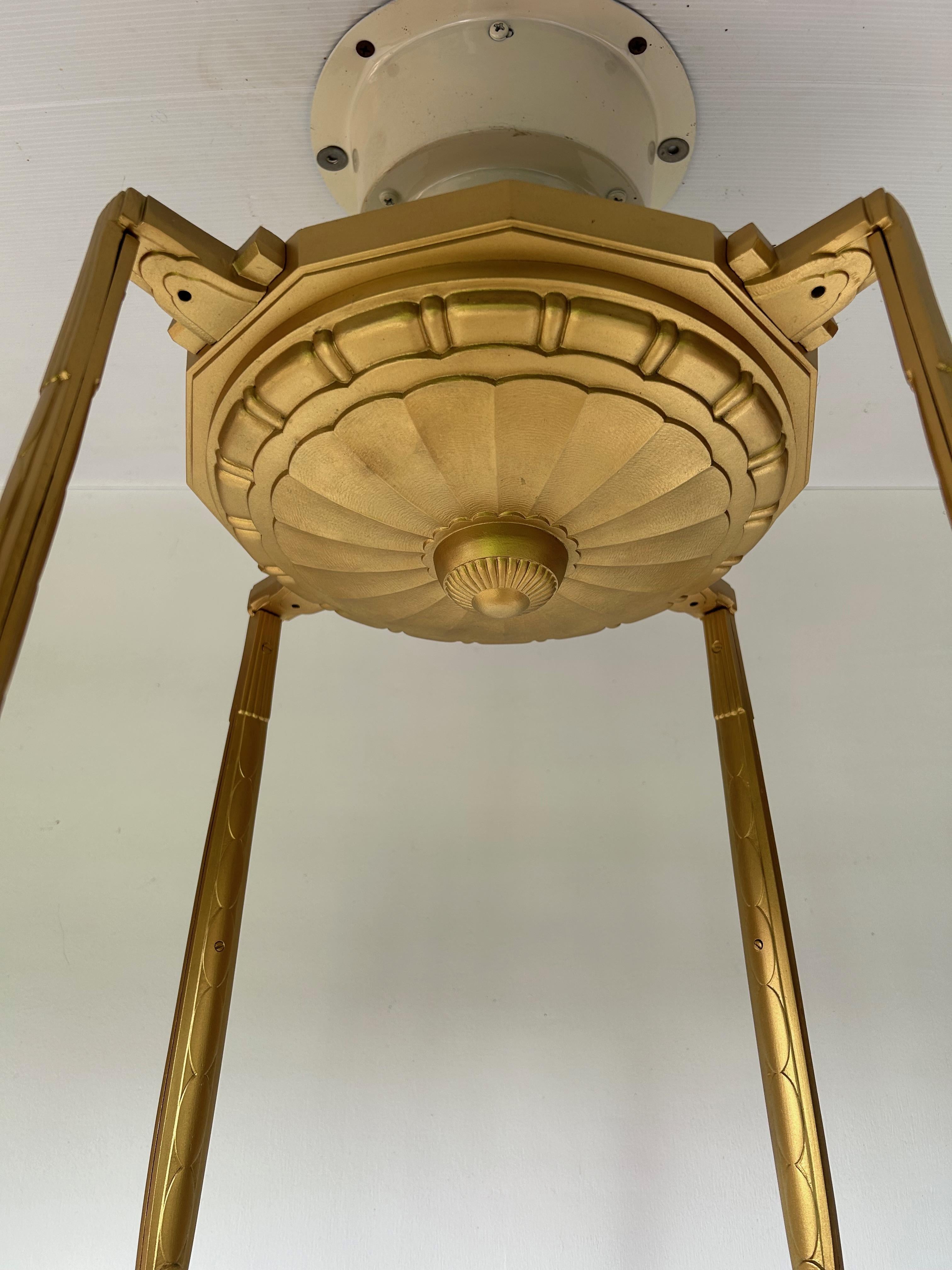 Art Deco chandelier circa 1930 in gilded bronze tulips and alabaster cup this chandelier is electrified is in perfect condition it is ready to install.

Hello, the ceiling is fixed with a hook.
For shipping to Australia, no problem, I make a very