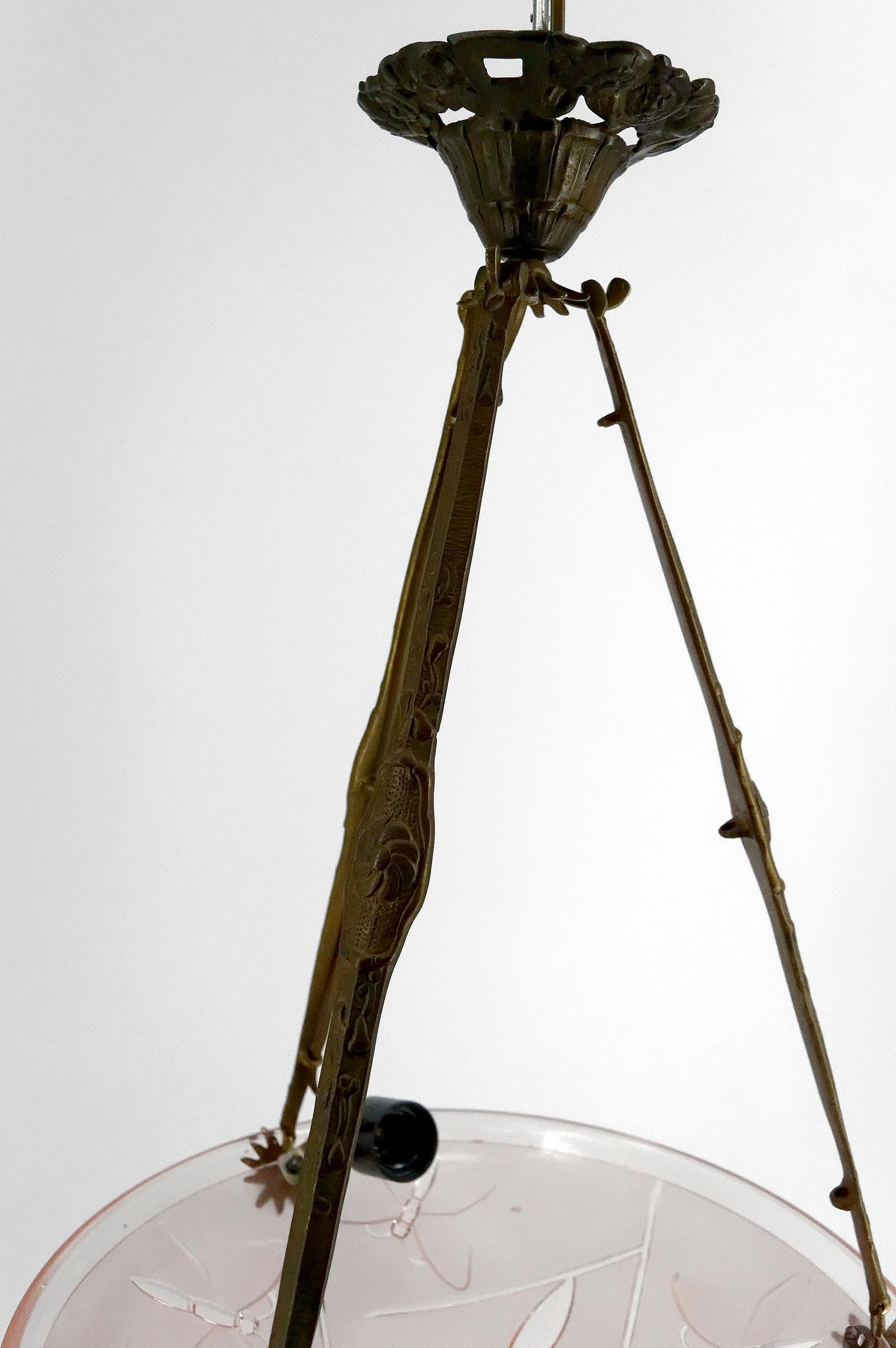 Art-Déco-Kronleuchter aus Bronze mit Glasschale mit Schmetterlingsmotiv, von Degué, 1930 im Angebot 3