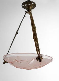 Lustre Art déco en bronze avec coupe en verre à motif de papillon, par Degué, 1930