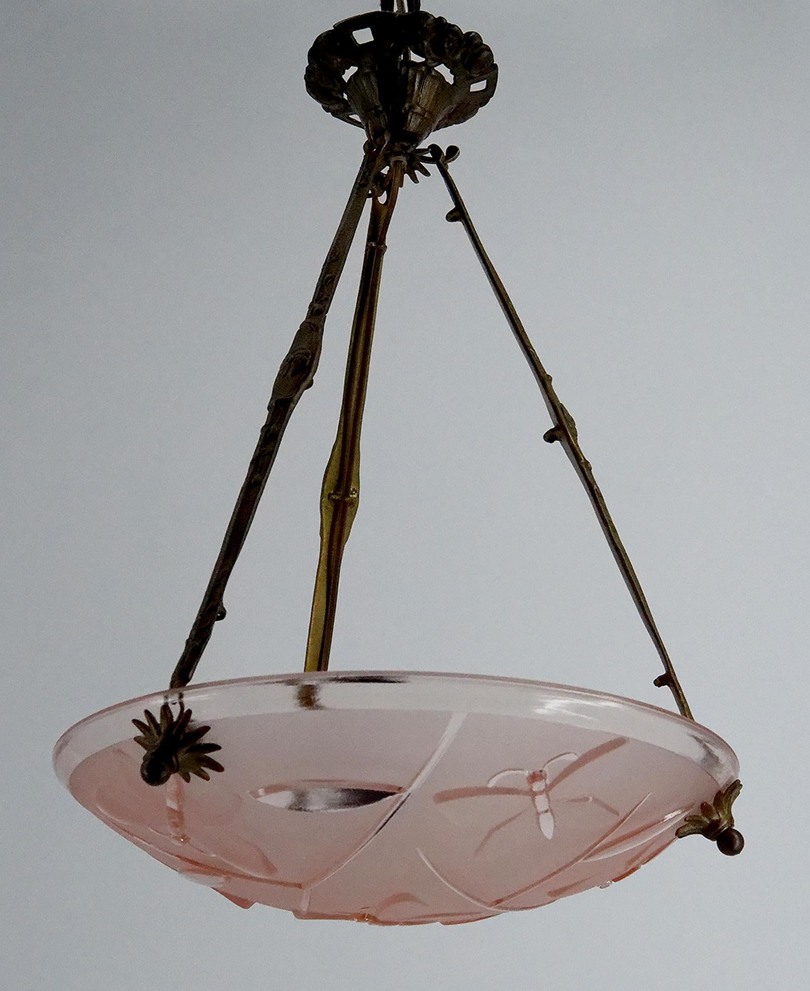Art-Déco-Kronleuchter aus Bronze mit Glasschale mit Schmetterlingsmotiv, von Degué, 1930 (Art déco) im Angebot