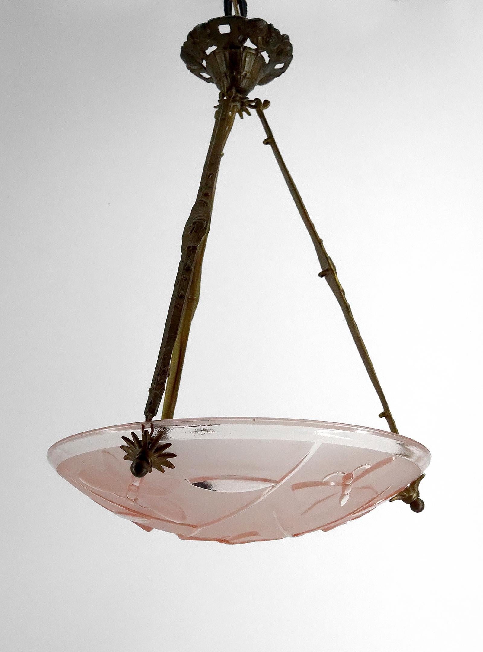 Art-Déco-Kronleuchter aus Bronze mit Glasschale mit Schmetterlingsmotiv, von Degué, 1930 (Bronziert) im Angebot