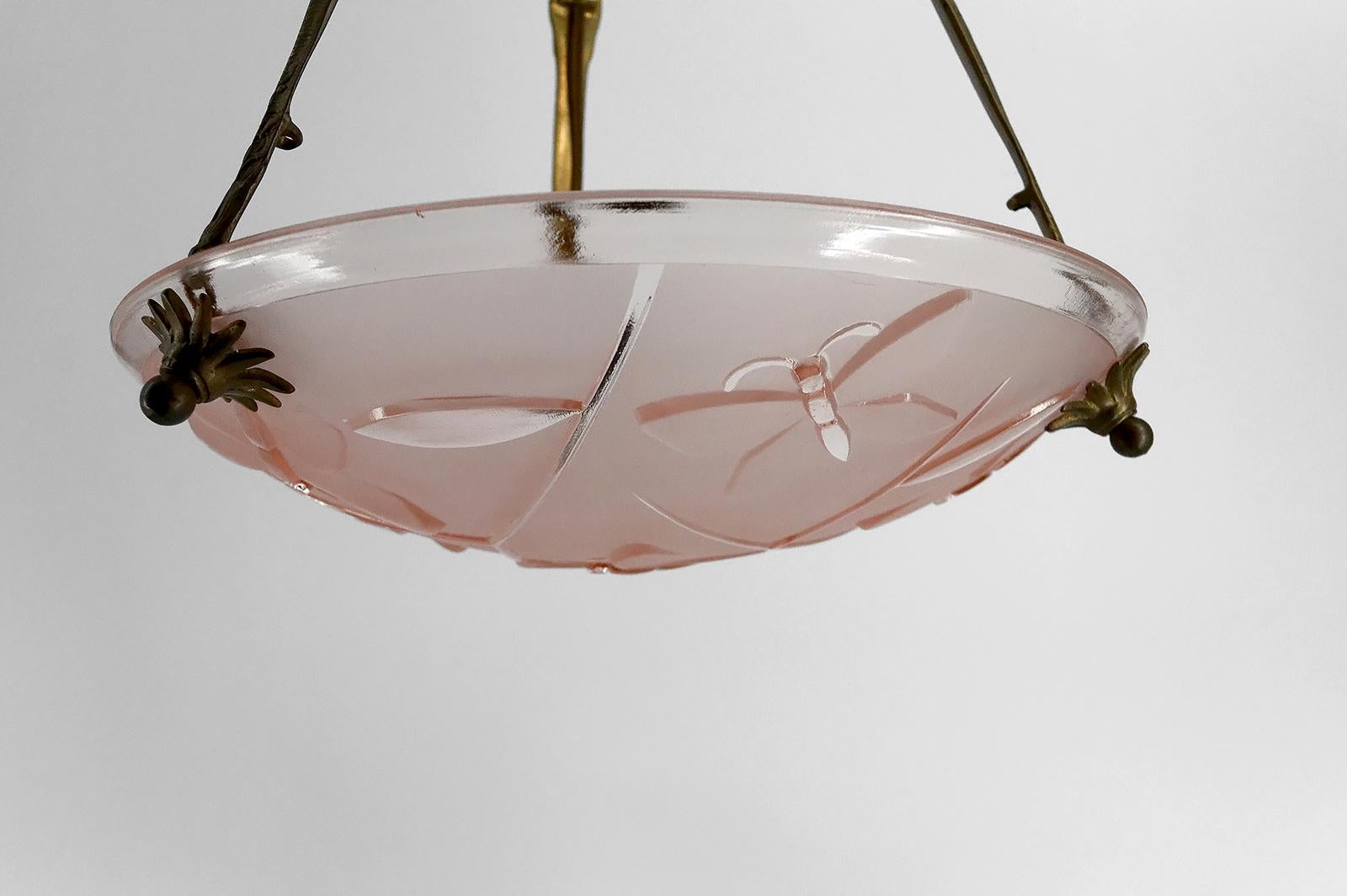 Art-Déco-Kronleuchter aus Bronze mit Glasschale mit Schmetterlingsmotiv, von Degué, 1930 im Zustand „Gut“ im Angebot in VÉZELAY, FR