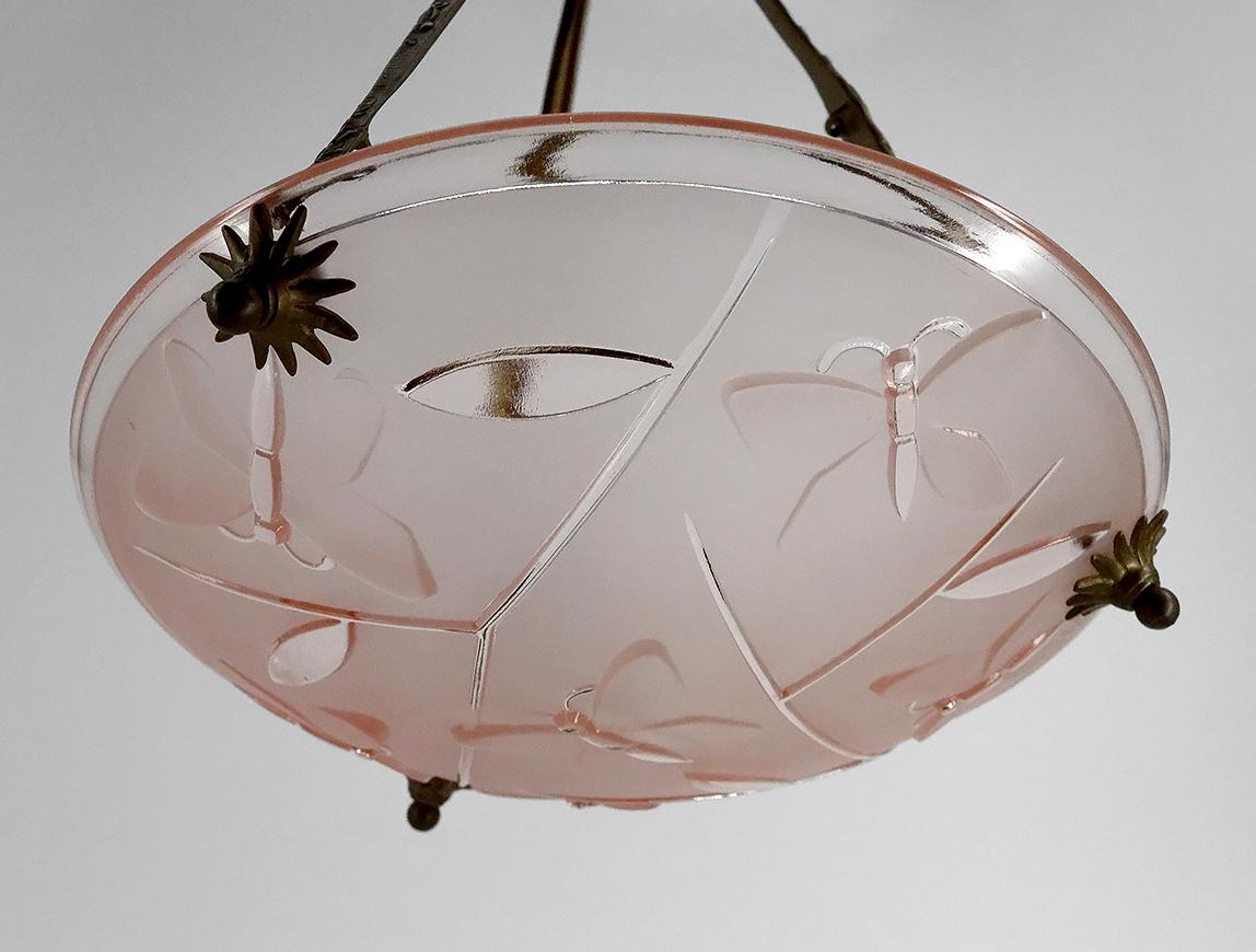 Art-Déco-Kronleuchter aus Bronze mit Glasschale mit Schmetterlingsmotiv, von Degué, 1930 (Mitte des 20. Jahrhunderts) im Angebot