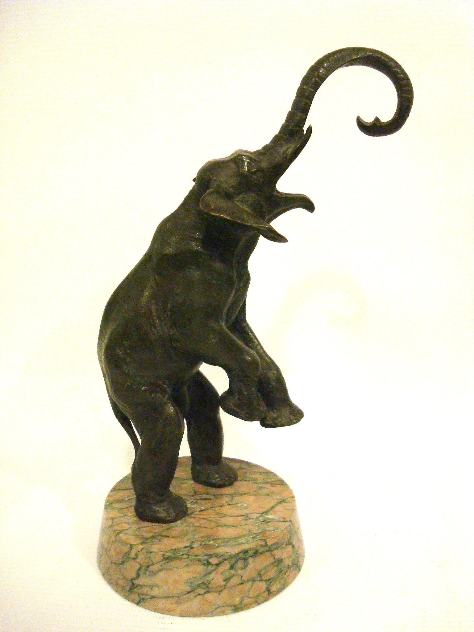 Figura / scultura di elefante da circo in bronzo Art Deco disegnata da Chales Paillet, Francia, anni Venti. Un pezzo da scrivania perfetto. Bella e pesante scultura in bronzo montata su una base di marmo.
Questa scultura di elefante in bronzo è un
