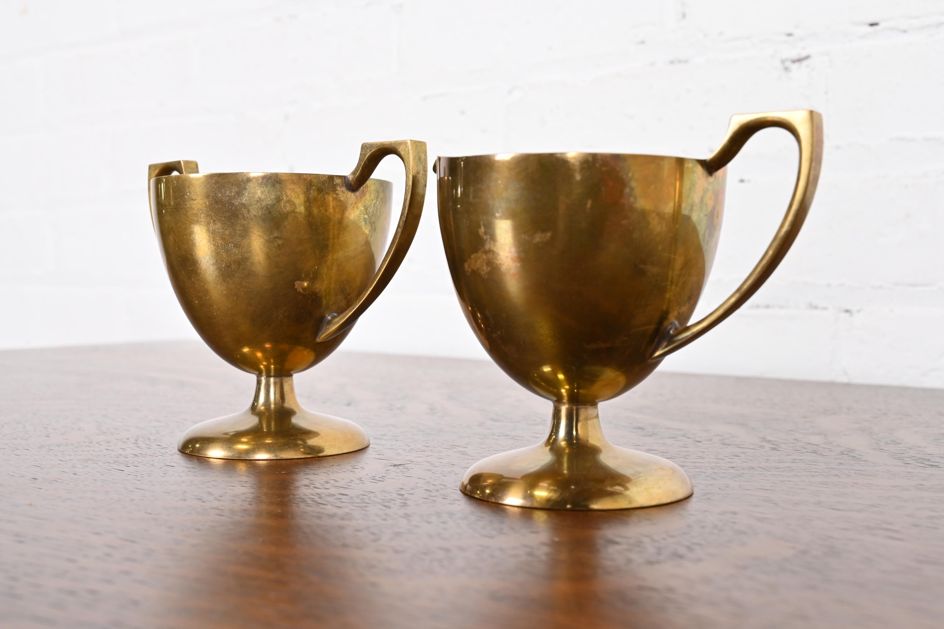 Ein wunderschönes Paar Zucker- und Milchkännchen aus polierter Bronze aus der Zeit des Arts & Crafts oder Art Deco

Von Dirilyte

USA, ca. 1940er Jahre

Abmessungen:
5,25 