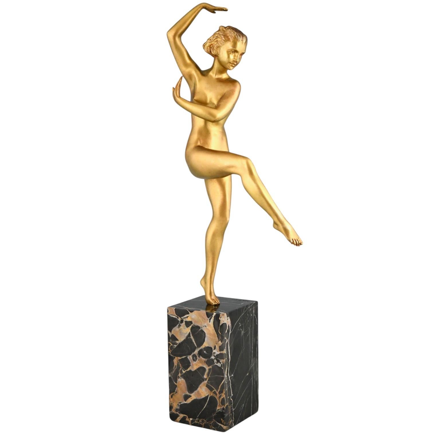 Questa elegante scultura di ballerina in bronzo Art Déco è stata creata da Matto, pseudonimo del famoso scultore francese Marcel-André Bouraine. Fusa dalla Fonderia Marcel Guillemard, la figura ha una posa aggraziata e si erge su una lussuosa base