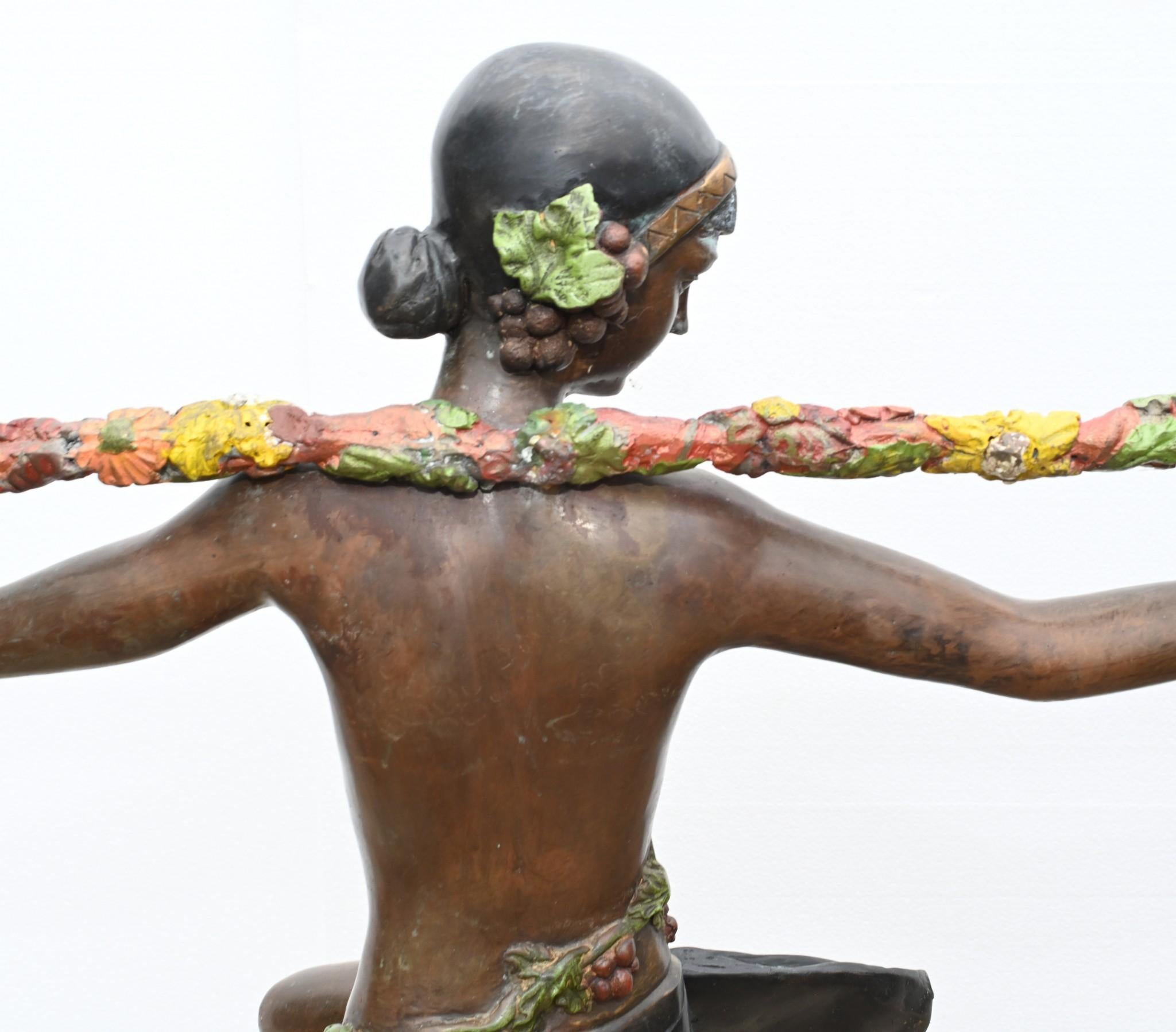 Stai visualizzando una splendida statua in bronzo in stile art déco di una ragazza che balla
Il pezzo riesce in qualche modo a incarnare l'esuberanza degli anni '20.
Ben fuso e con un'ottima patina del bronzo
Bronzo marrone per il corpo principale e