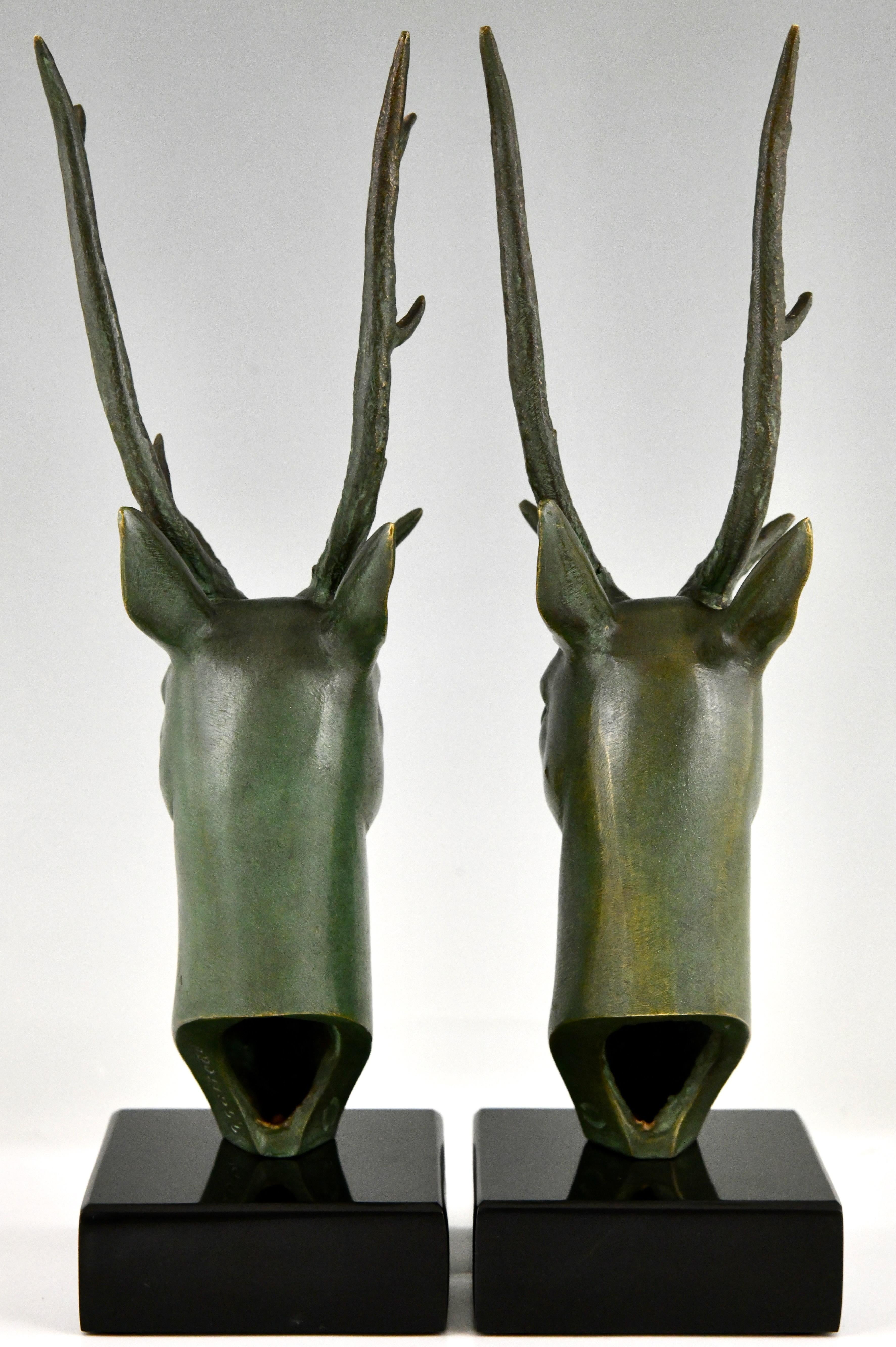 Art Deco bronze deer bookends by Georges Raoul Garreau, 1930.  In Good Condition For Sale In Antwerp, BE
