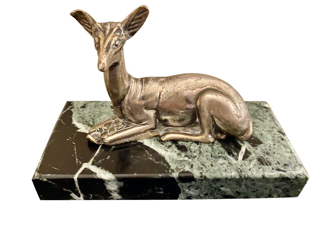 Sculpture de cerf en bronze Art déco de Georges Lavroff. Panthère en bronze argenté de style Art déco français par Georges Lavroff (1895-1991), un sculpteur d'origine russe qui a vécu et travaillé en France. Signature G. Lavroff sur la base du