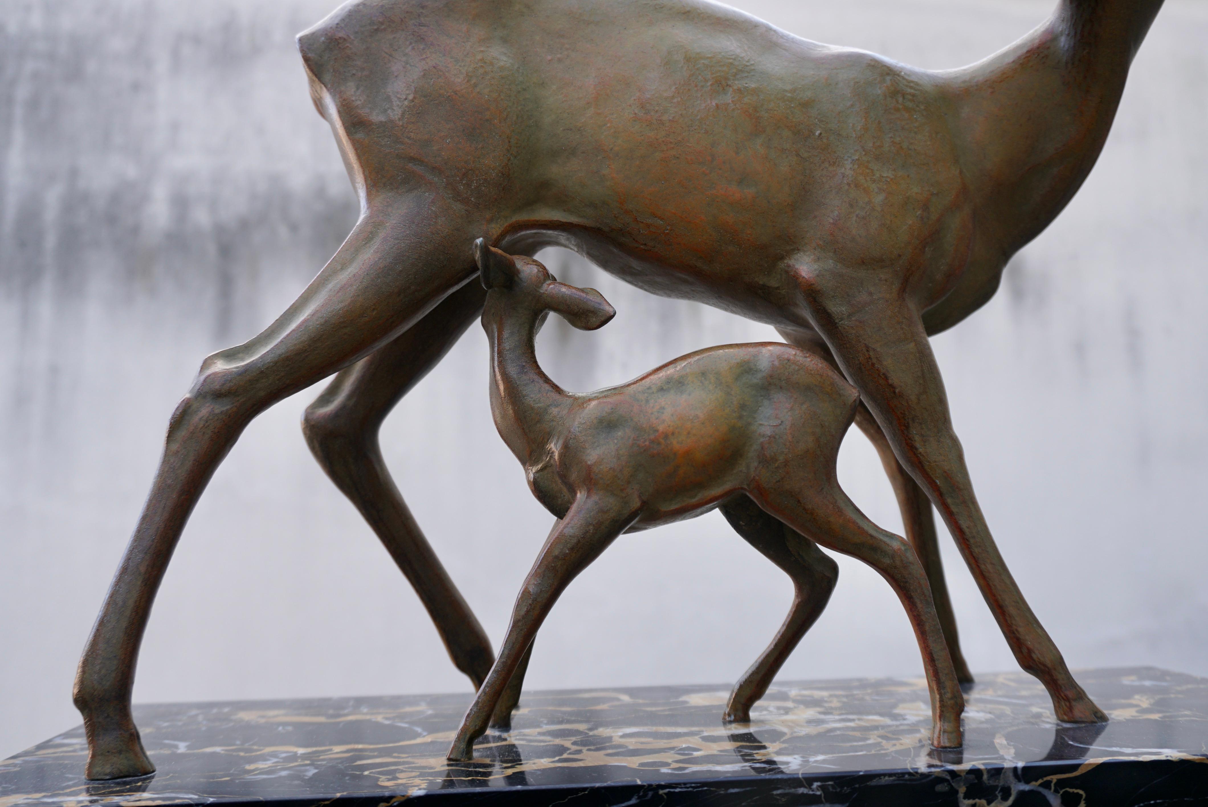 Art deco Bronze Depicting a Doe and its Fawn on a Black Marble Base For Sale 6