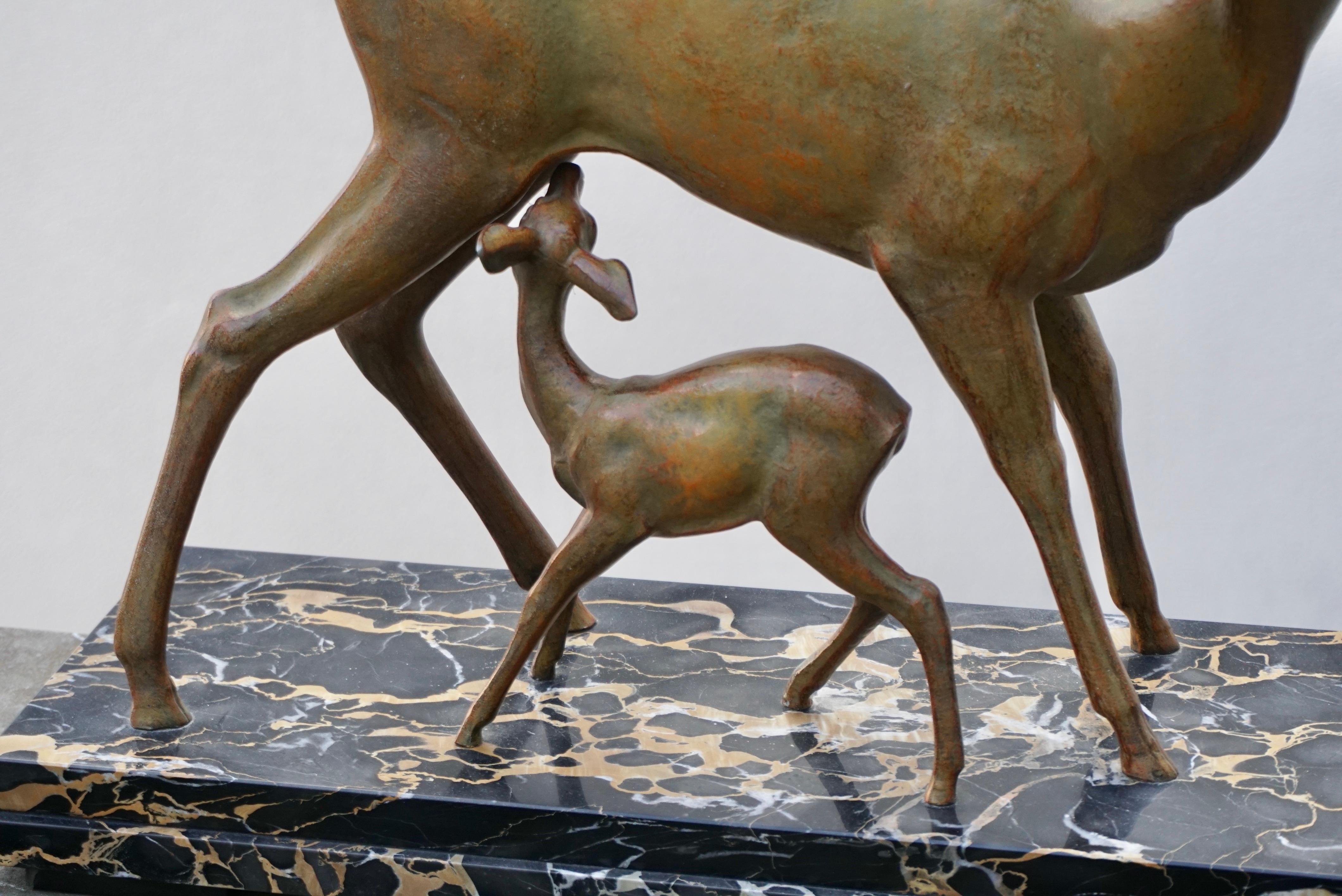 Art deco Bronze Depicting a Doe and its Fawn on a Black Marble Base For Sale 7