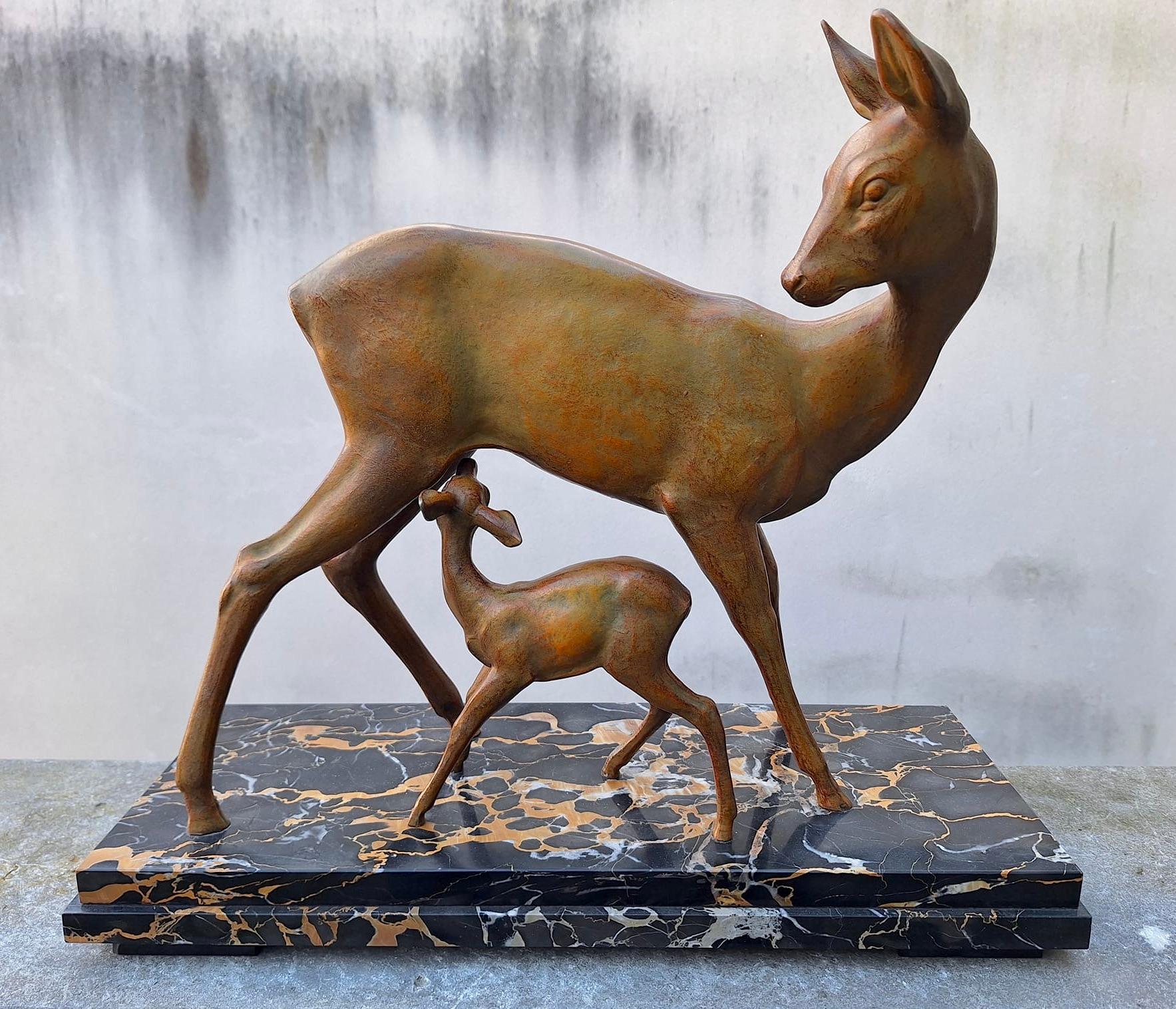 Art Deco Art deco Bronze Depicting a Doe and its Fawn on a Black Marble Base For Sale