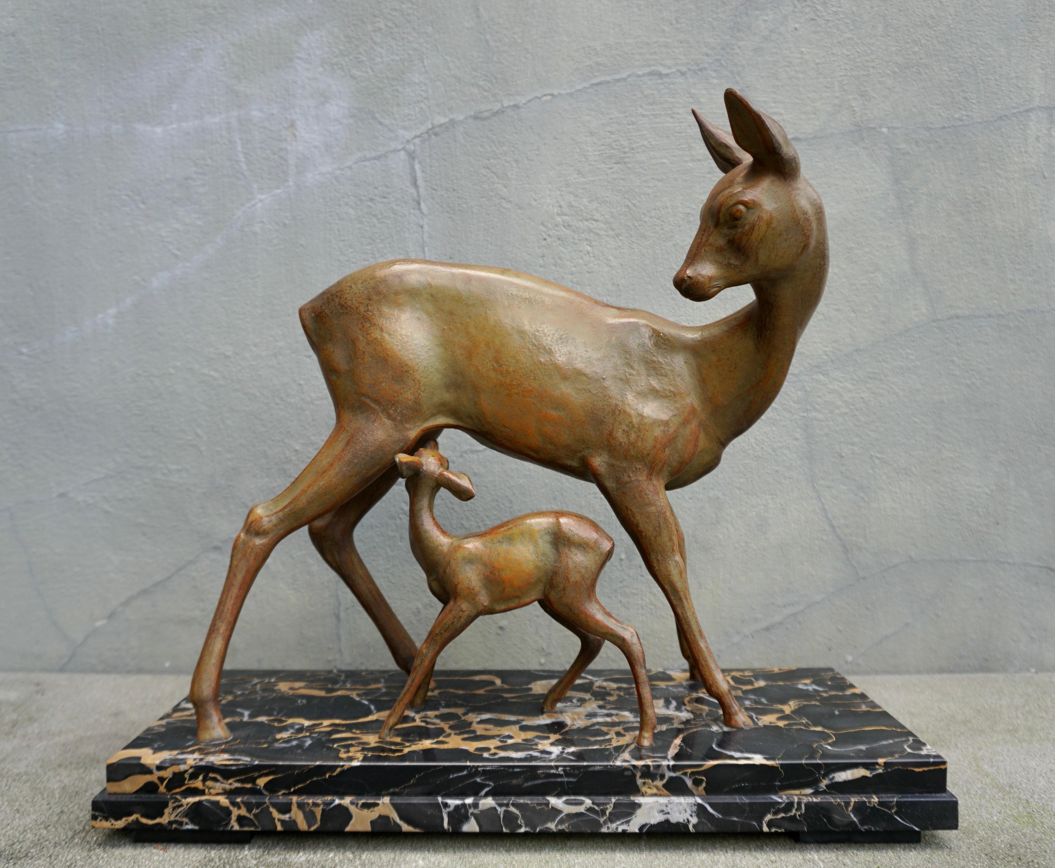 Art deco Bronze Depicting a Doe and its Fawn on a Black Marble Base In Good Condition For Sale In Antwerp, BE