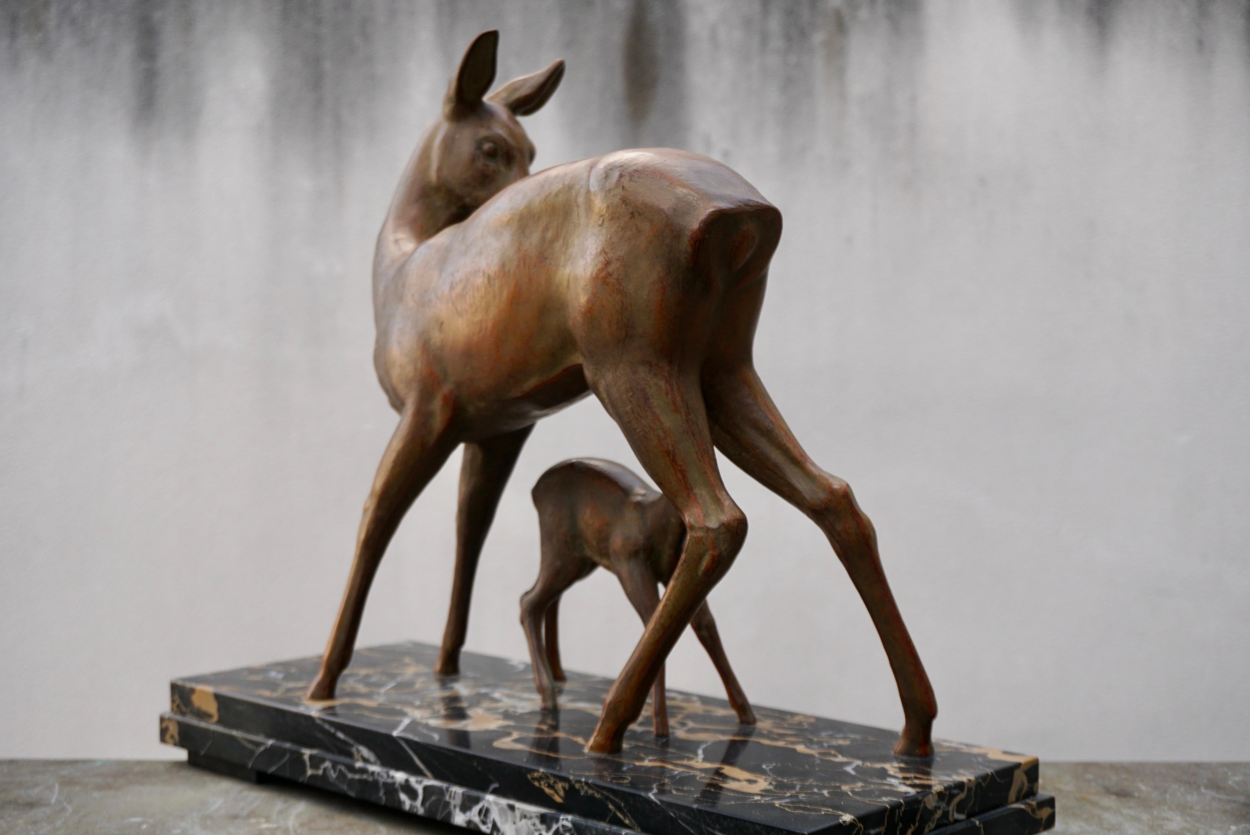 20th Century Art deco Bronze Depicting a Doe and its Fawn on a Black Marble Base For Sale