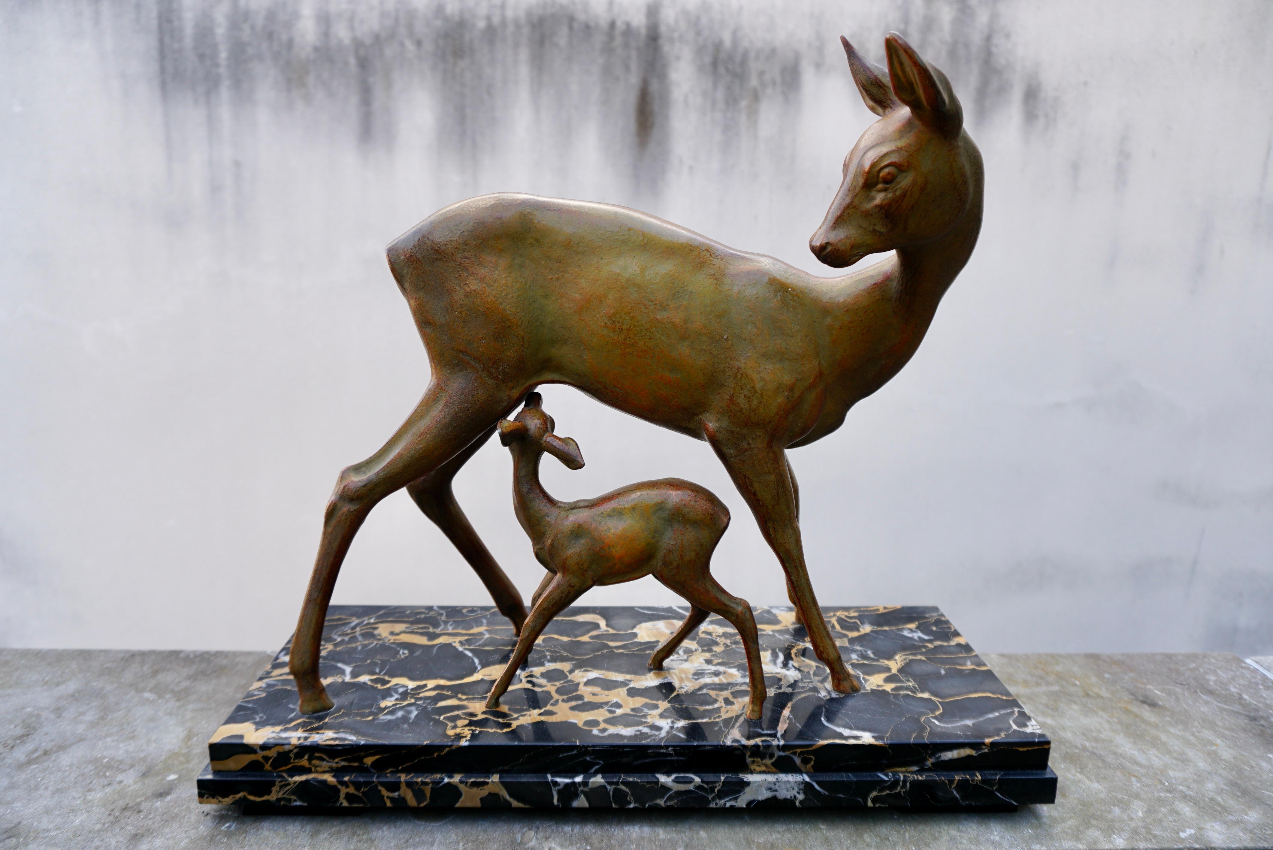 Art deco Bronze Depicting a Doe and its Fawn on a Black Marble Base For Sale 1
