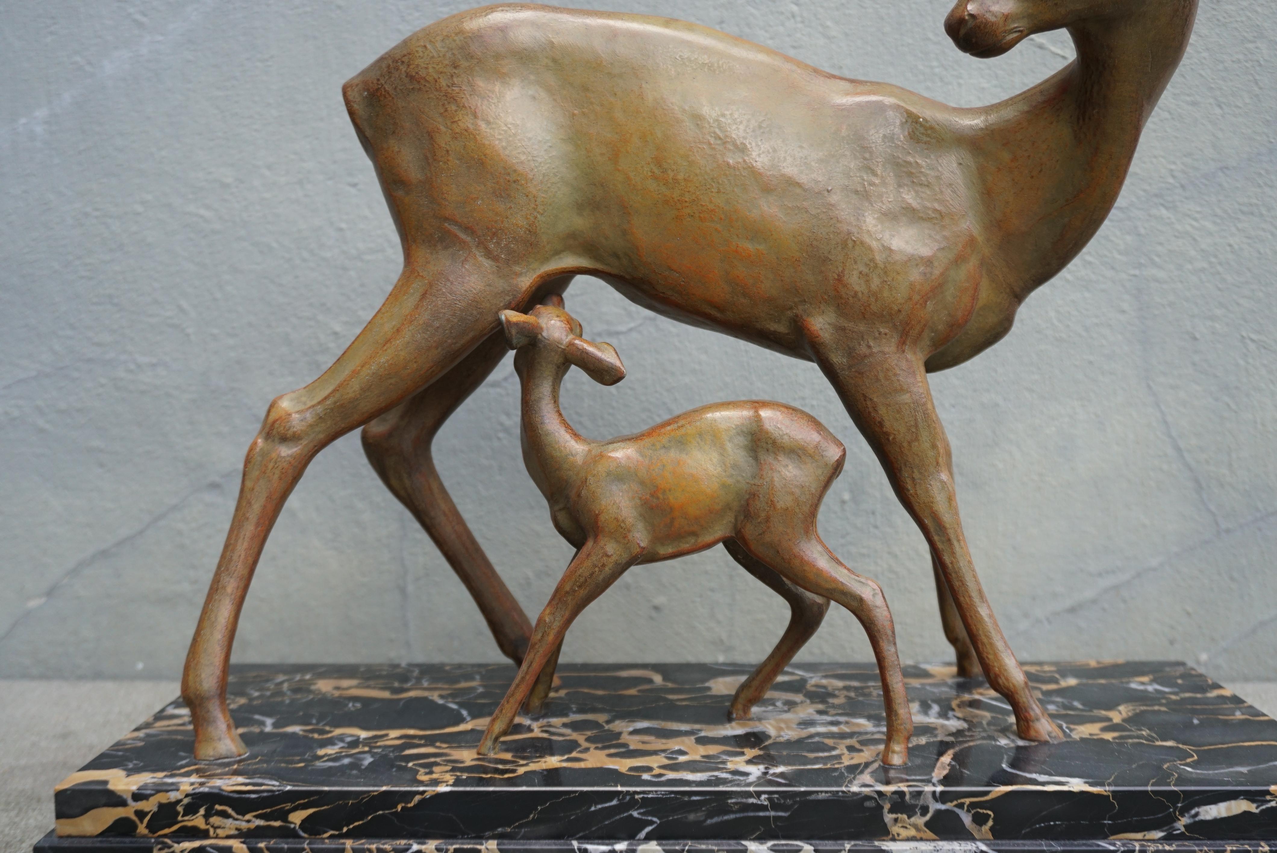 Art deco Bronze Depicting a Doe and its Fawn on a Black Marble Base For Sale 2