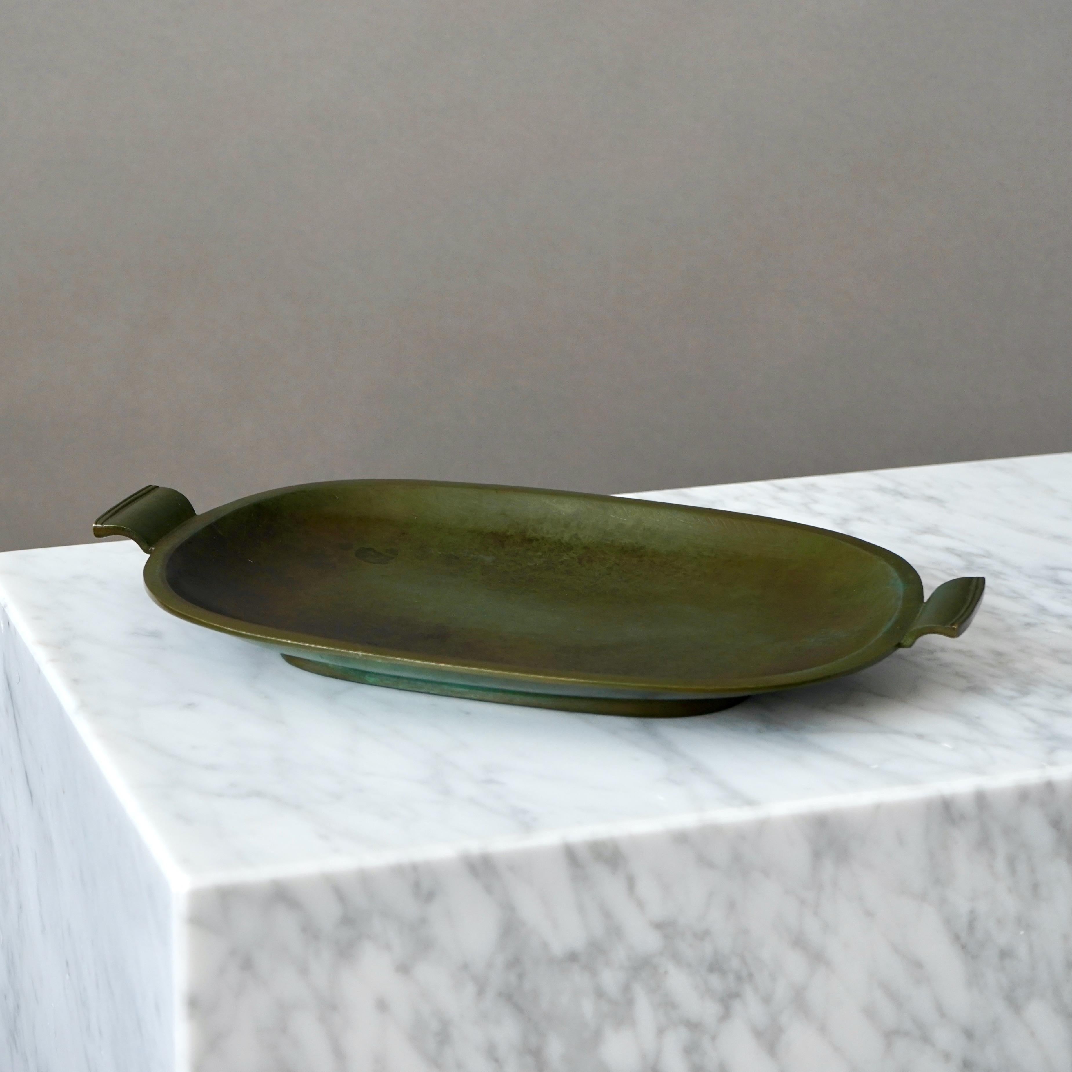Un magnifique plat en bronze Art Déco avec une patine étonnante. 
Fabriqué par GAB Guldsmedsaktiebolaget, Suède, années 1930.  

Très bon état, seulement quelques légères rayures.
Estampillé 