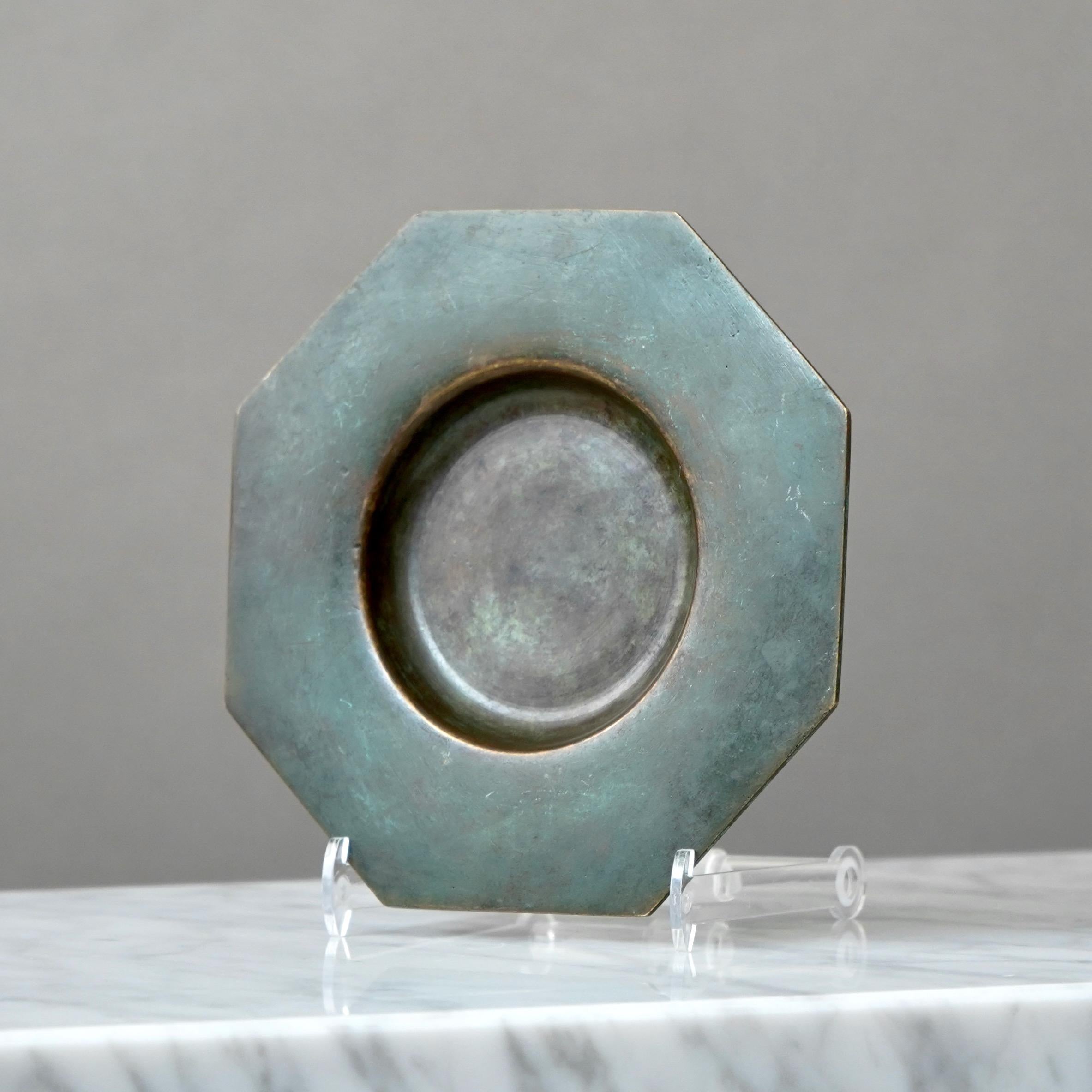 A beautiful Art Deco bronze dish with amazing patina. 
Made by GAB Guldsmedsaktiebolaget, Sweden, 1930s.  

Good condition, but with a lot of scuffs and scratches.
Stamped 'BRONS' and makers mark.