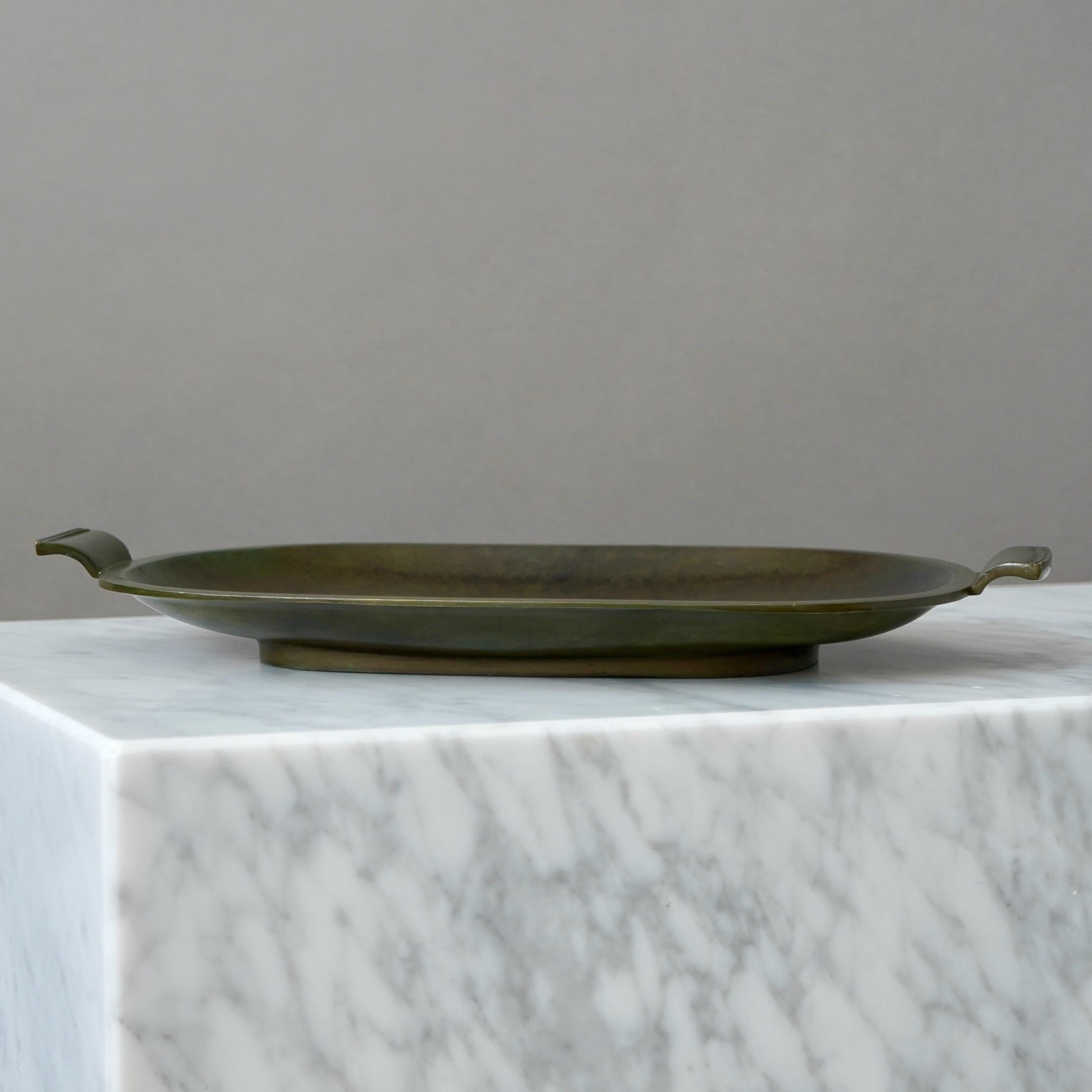 Scandinave moderne Plat en bronze Art déco par GAB Guldsmedsaktiebolaget, Suède, années 1930 en vente